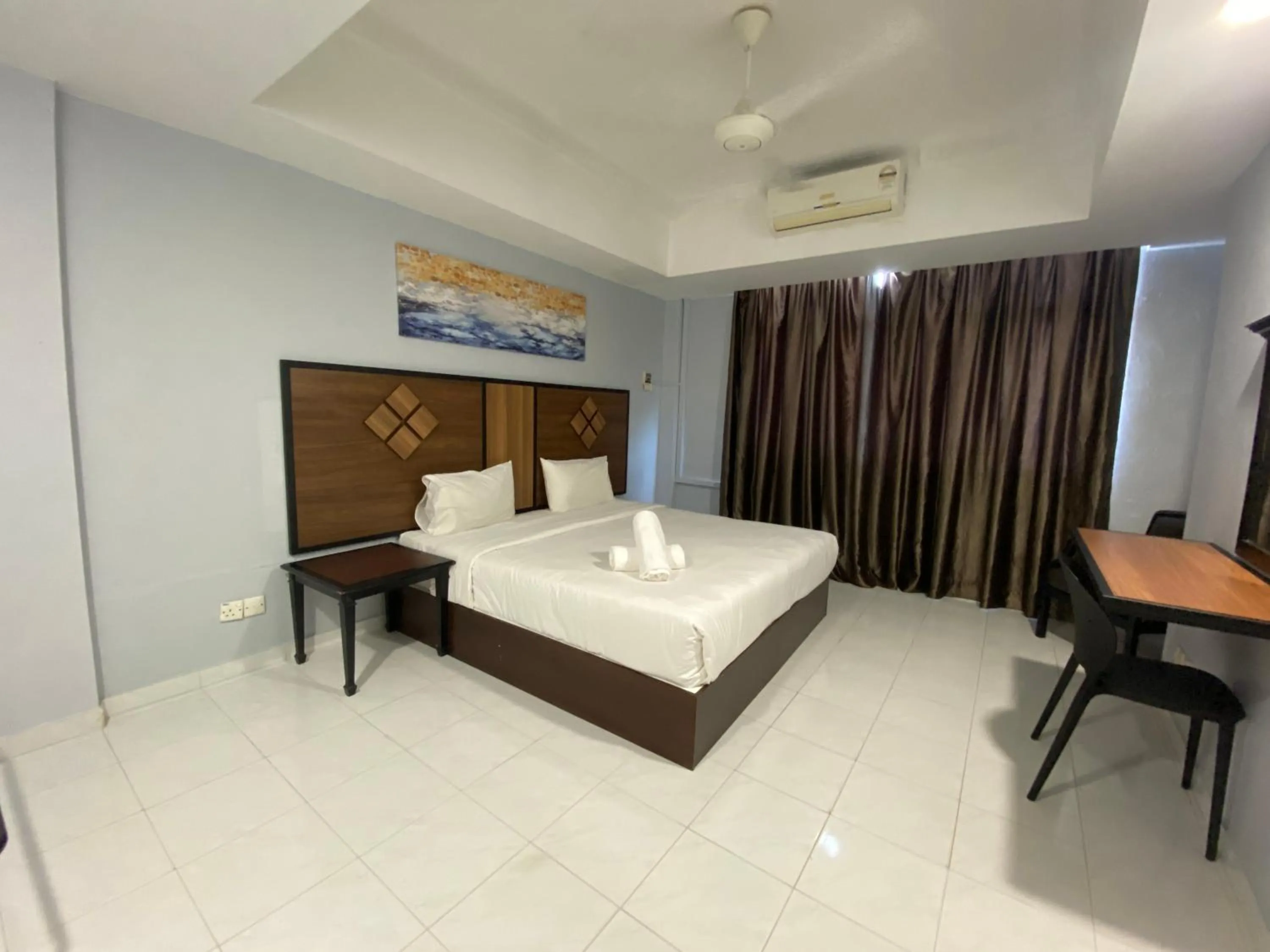 Bedroom, Bed in Leisure Cove Hotel and Apartments