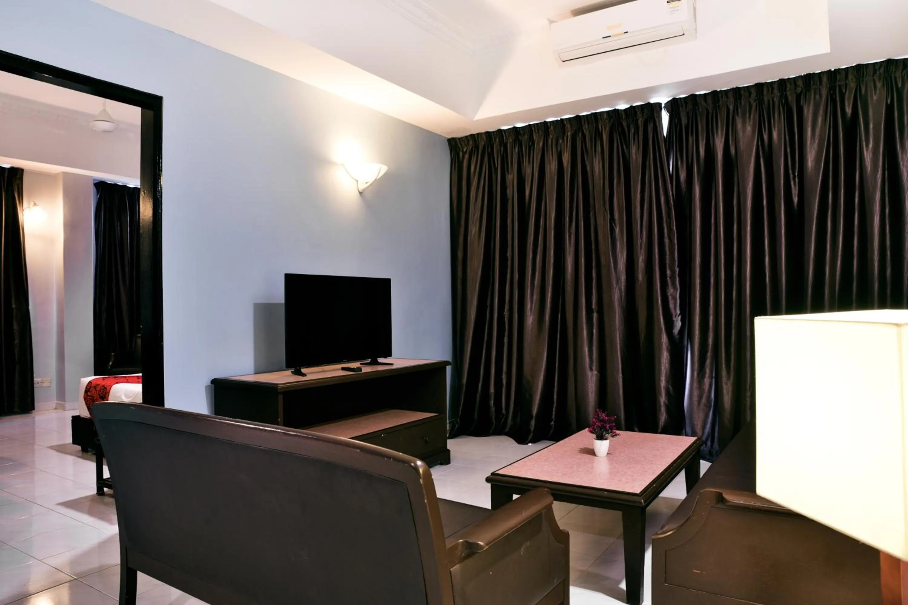 Living room in Leisure Cove Hotel and Apartments