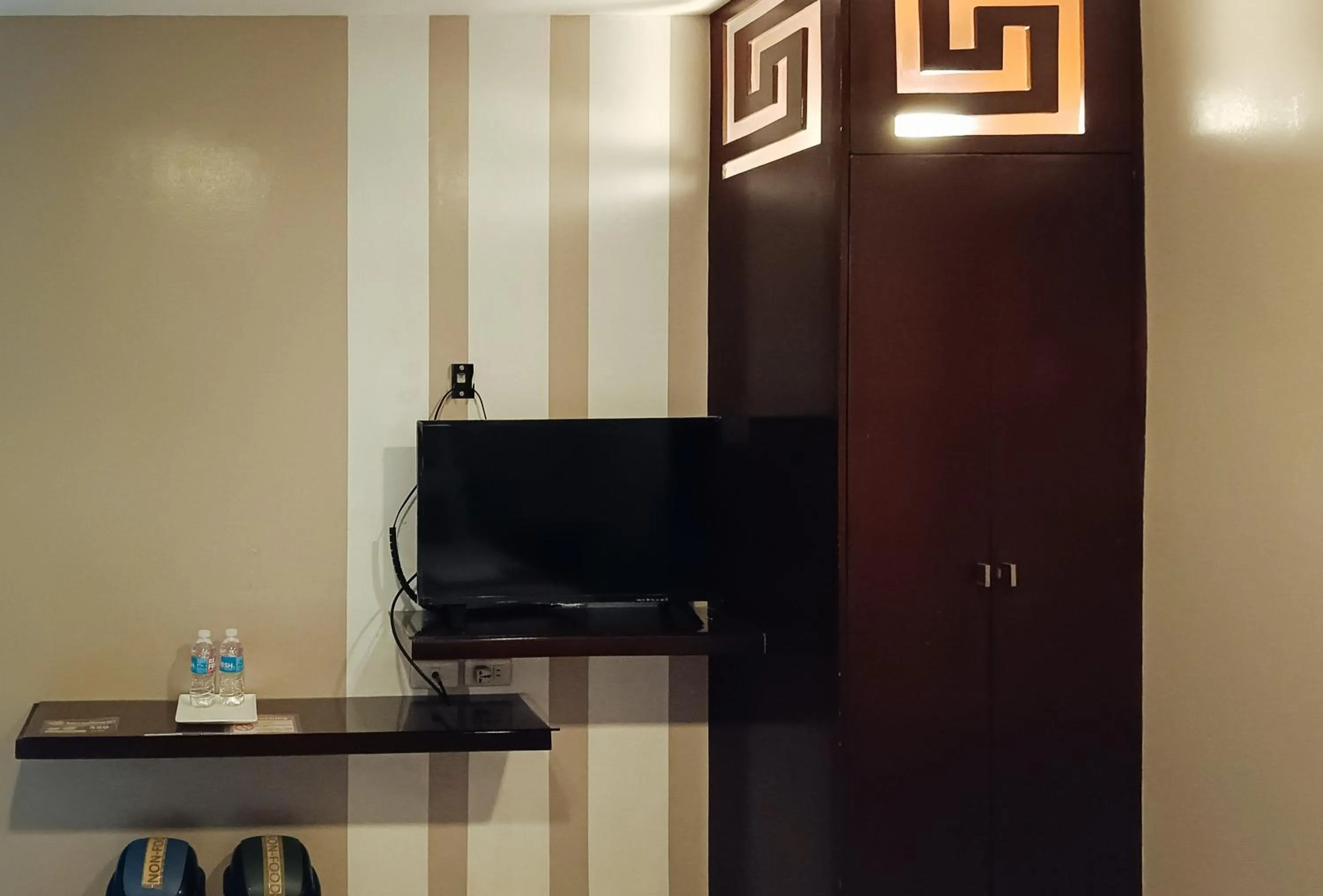 TV and multimedia in Hotel Juliana by RedDoorz