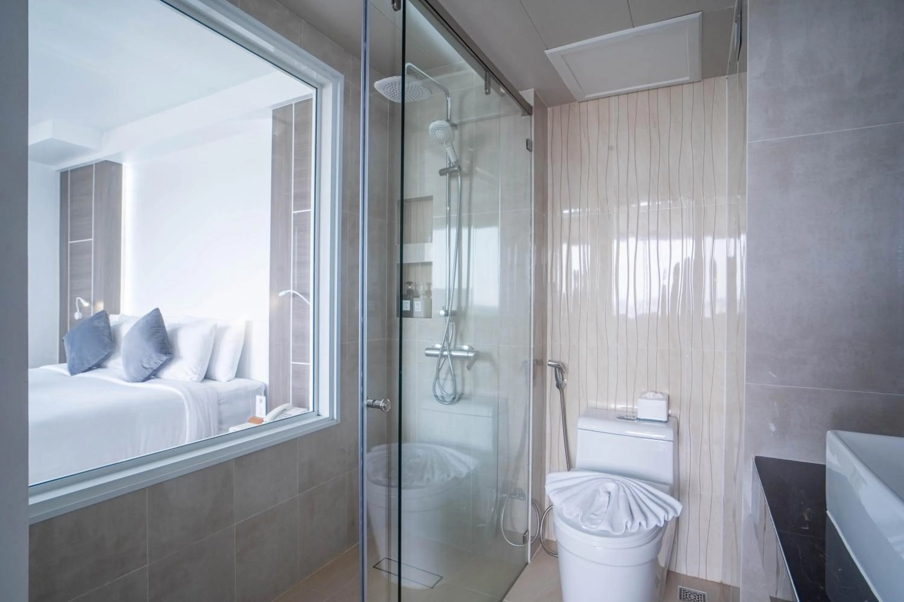 Shower in Thong Tarin Hotel