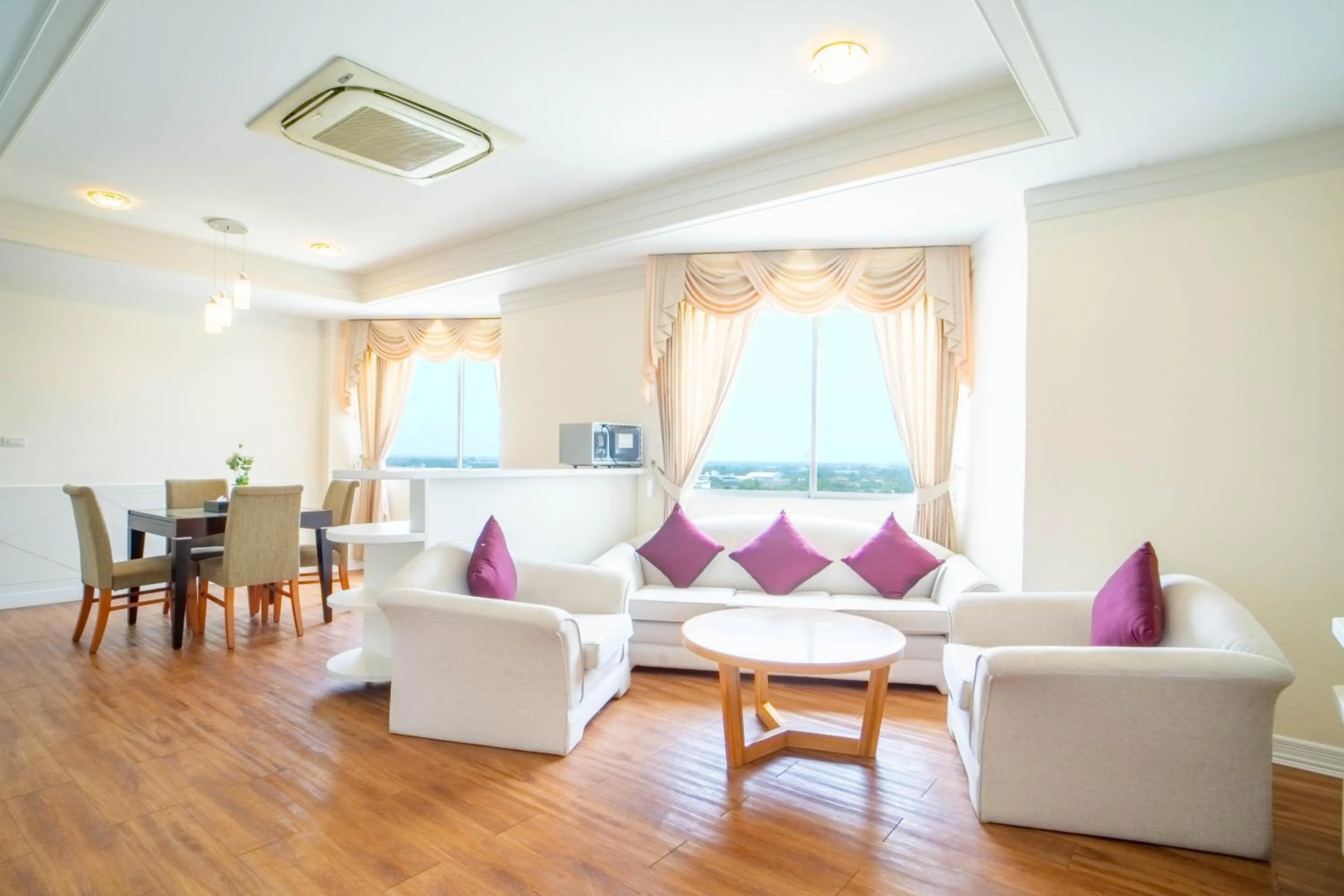 Living room in Thong Tarin Hotel