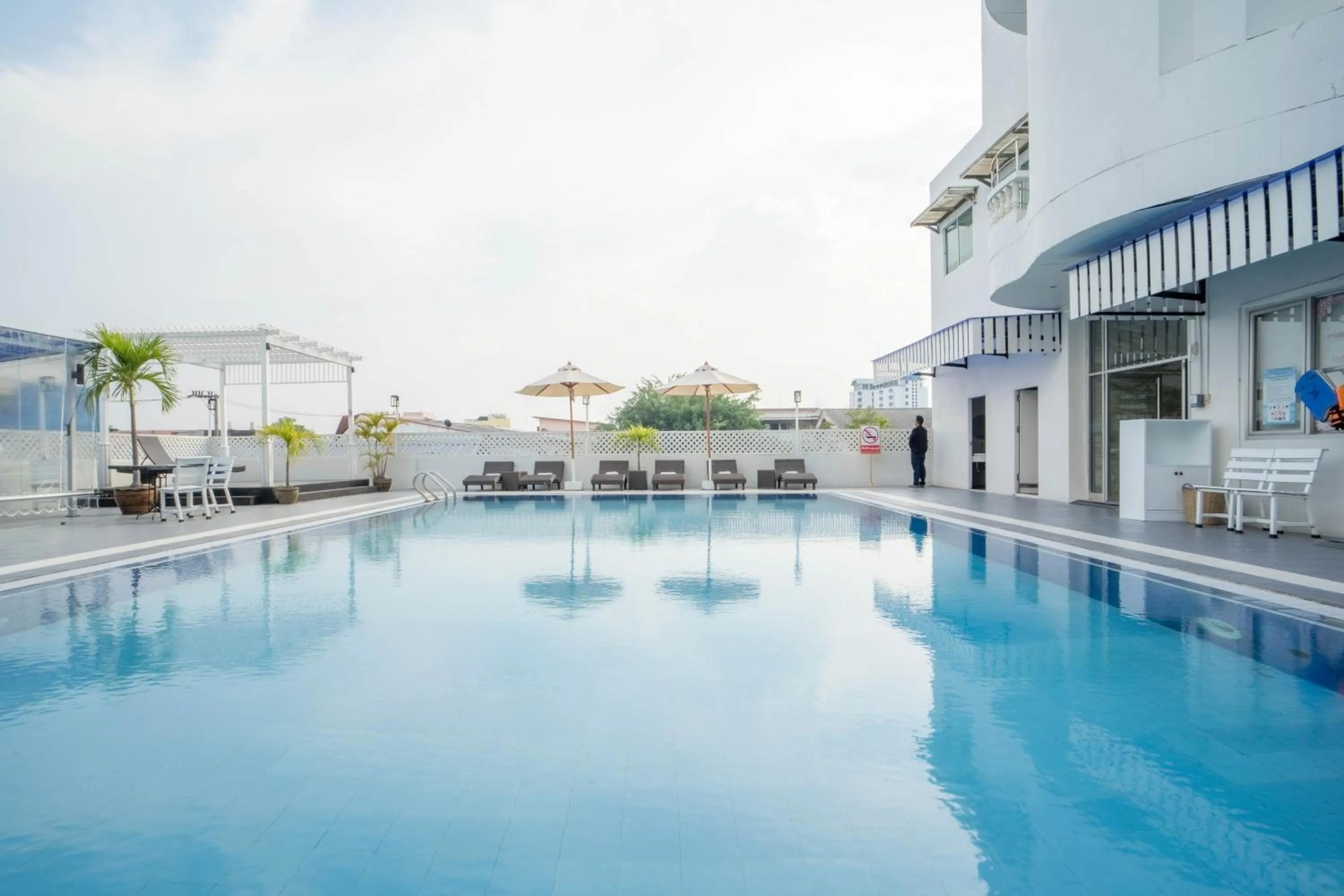 Swimming pool in Thongtarin Hotel