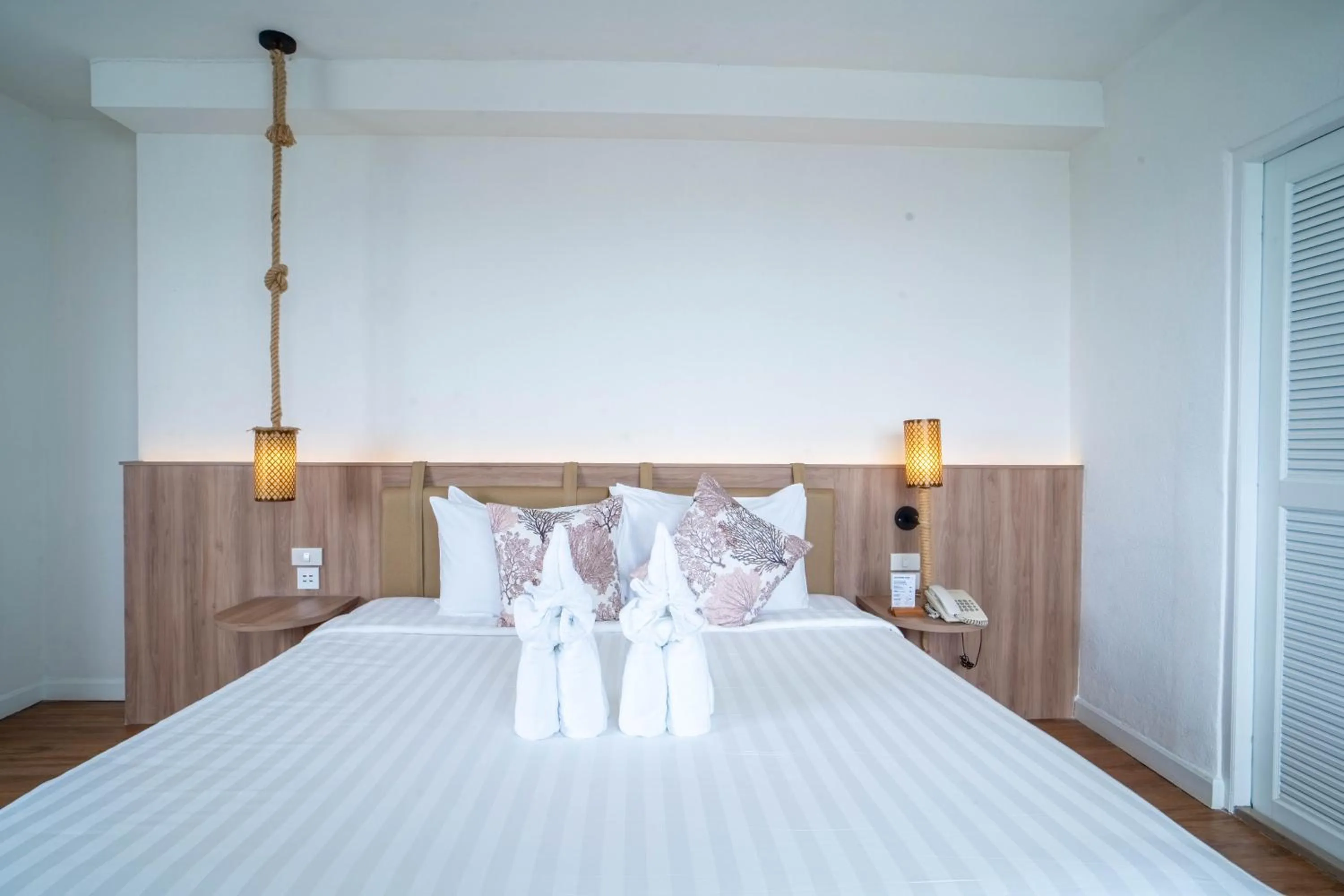 Bed in Thong Tarin Hotel