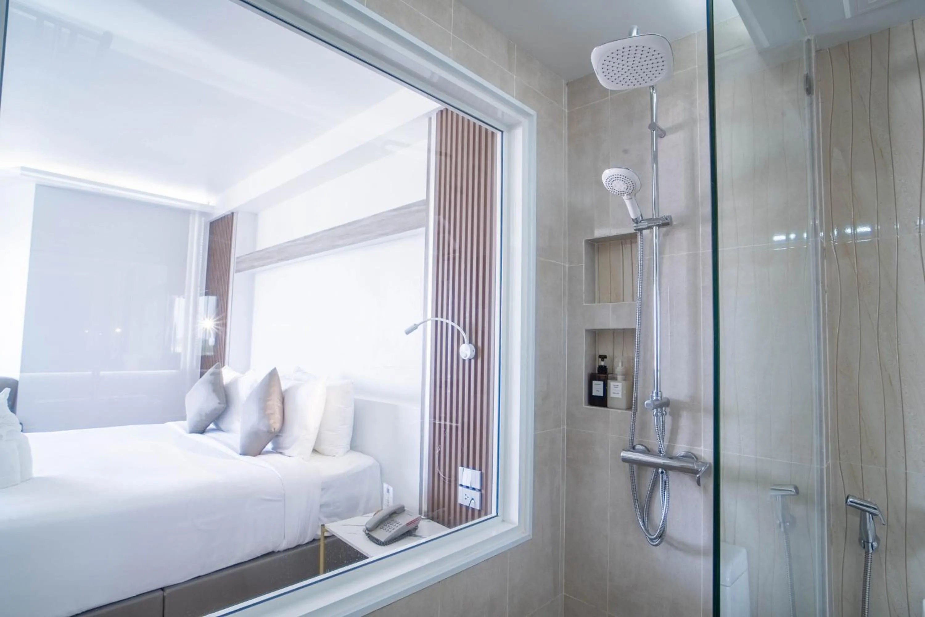 Shower, Bed in Thong Tarin Hotel