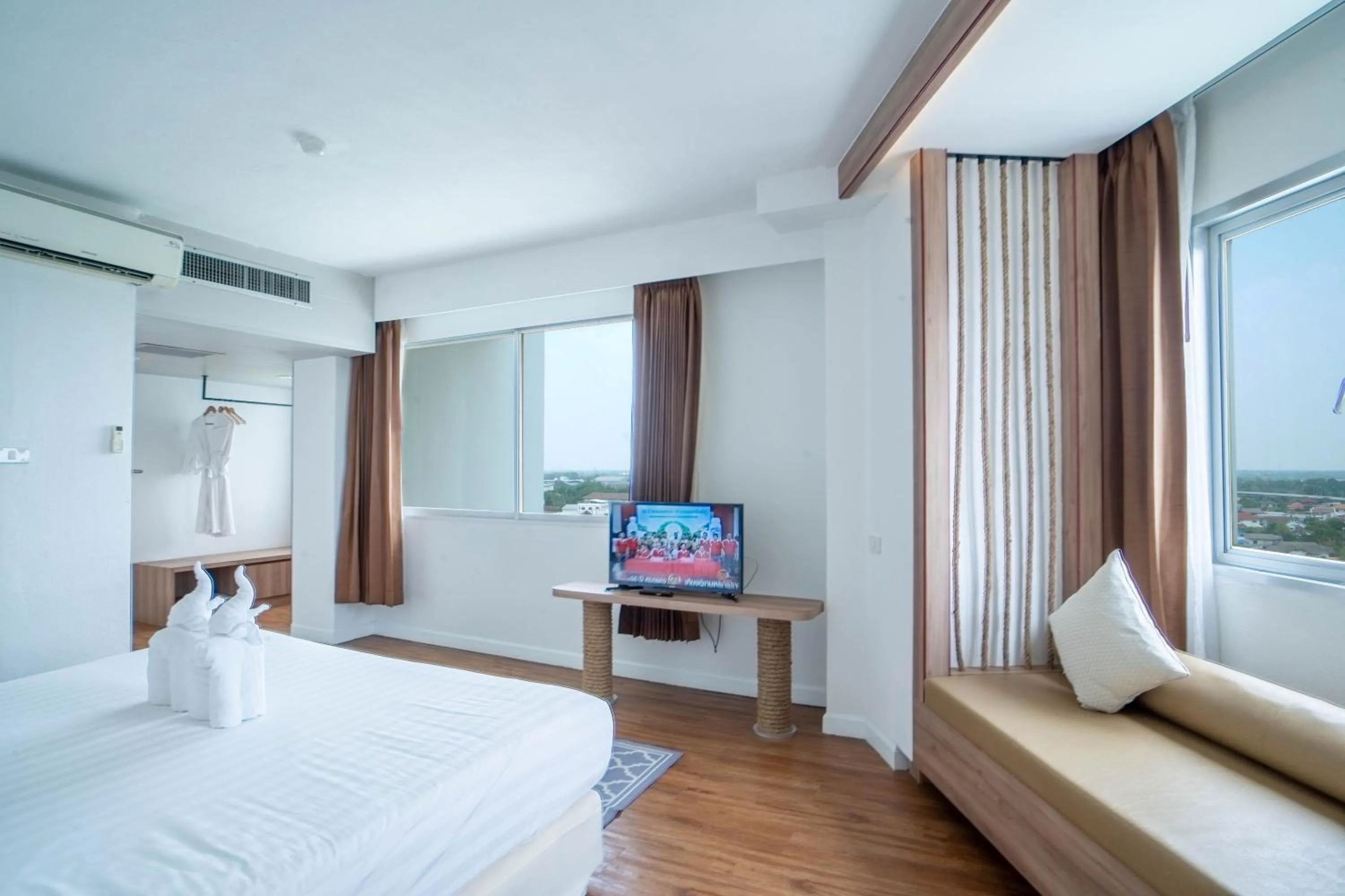 Photo of the whole room, Bed in Thong Tarin Hotel