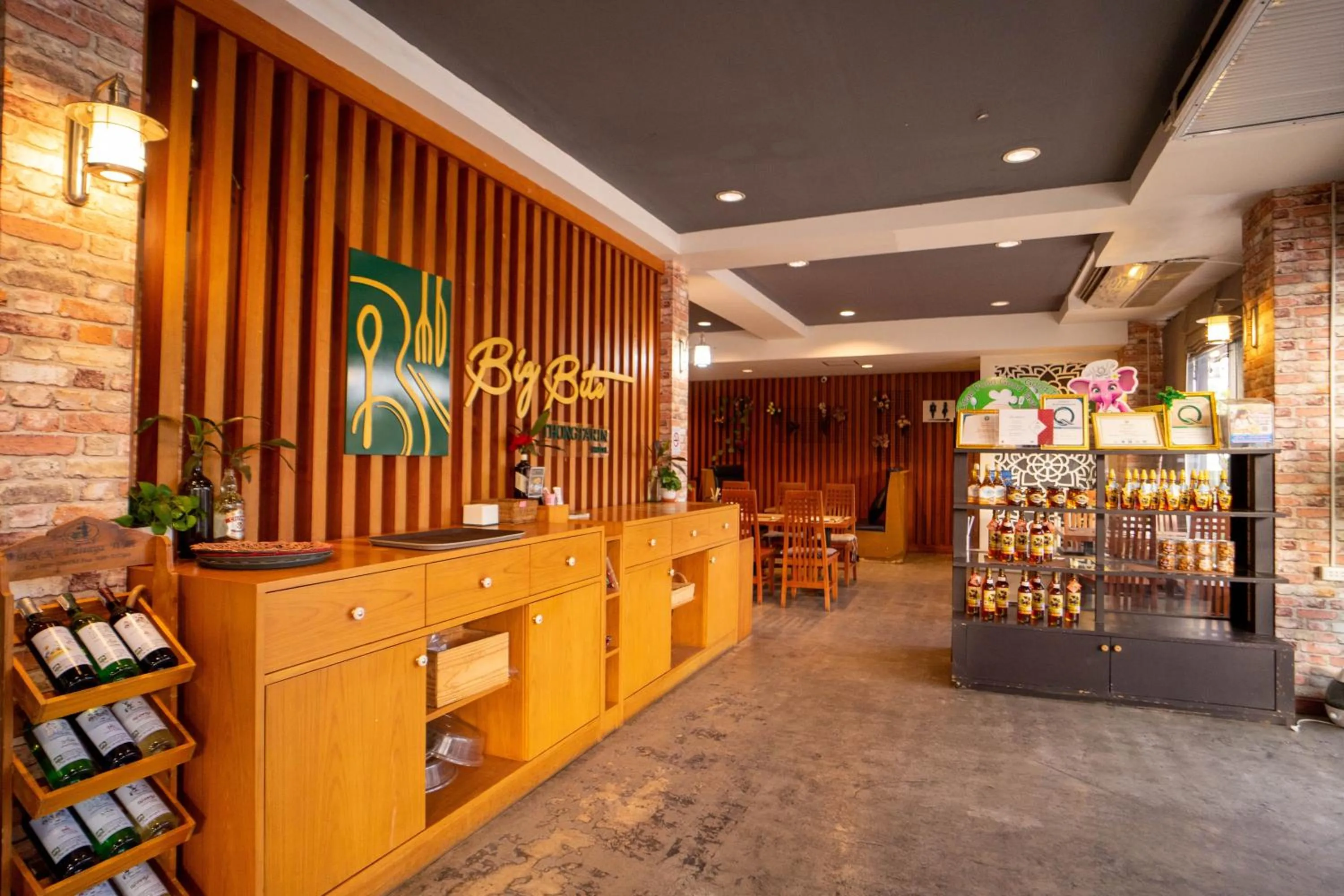 Restaurant/places to eat in Thongtarin Hotel