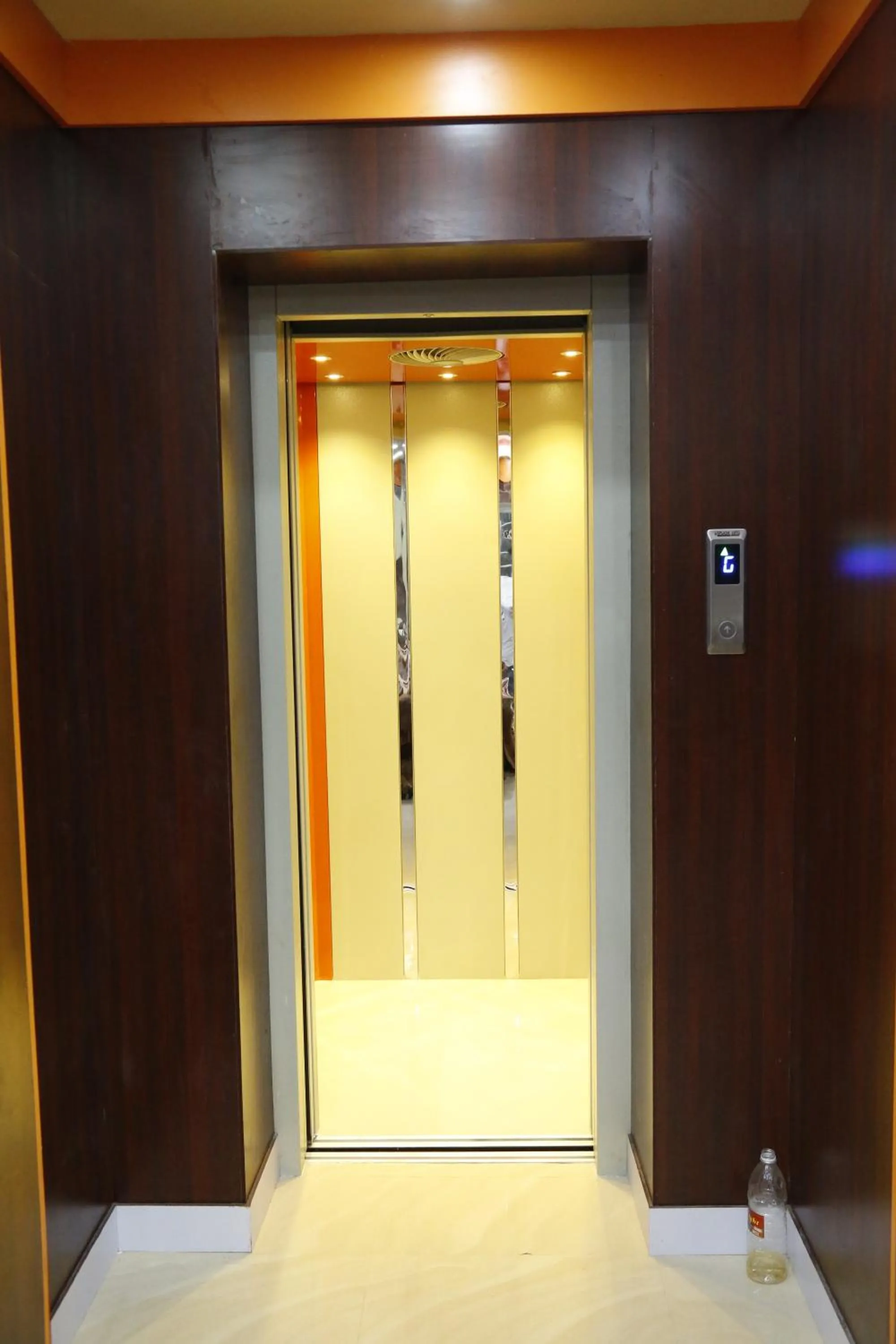 Communal lounge/ TV room in Hotel New Amirtham inn