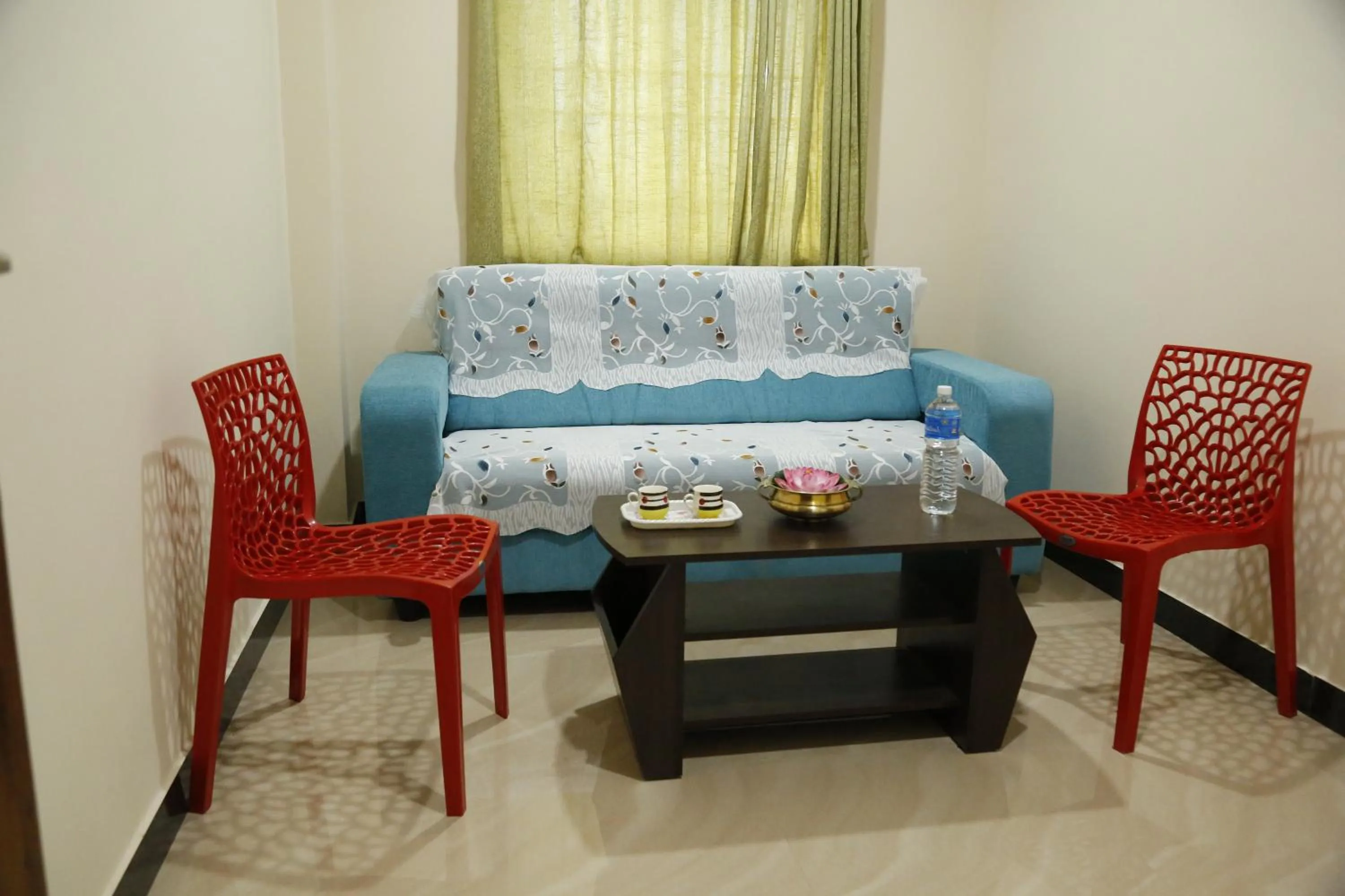 Living room in Hotel New Amirtham inn