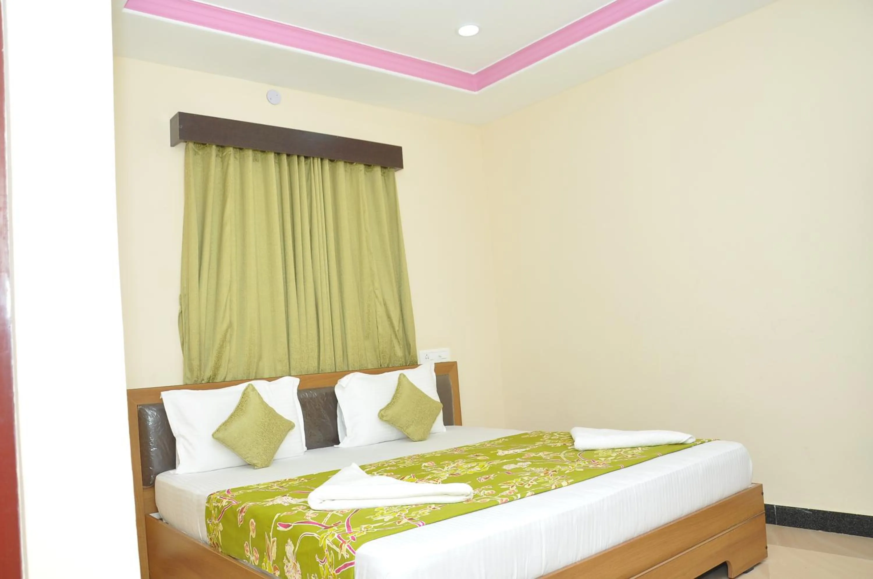 Photo of the whole room in Hotel New Amirtham inn