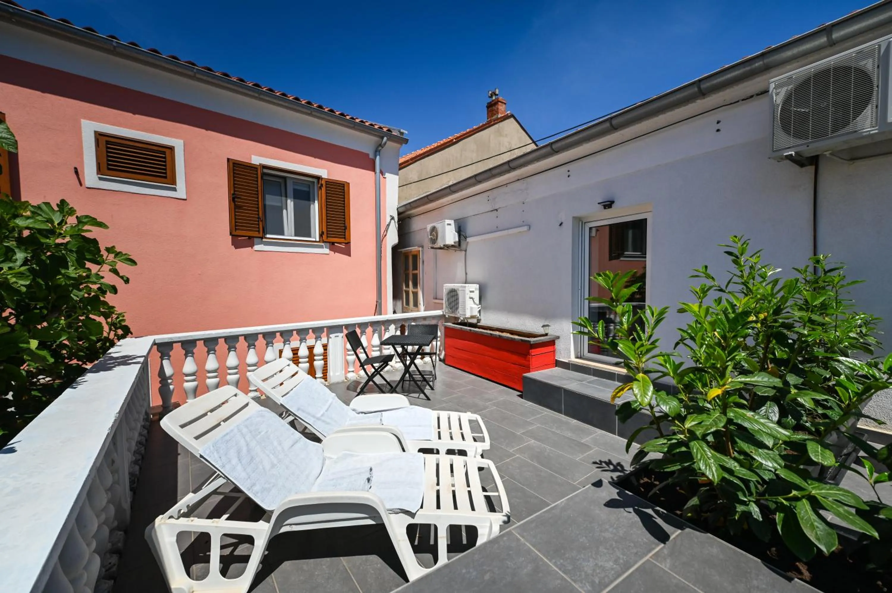 The Lazy Monkey Hostel & Apartments