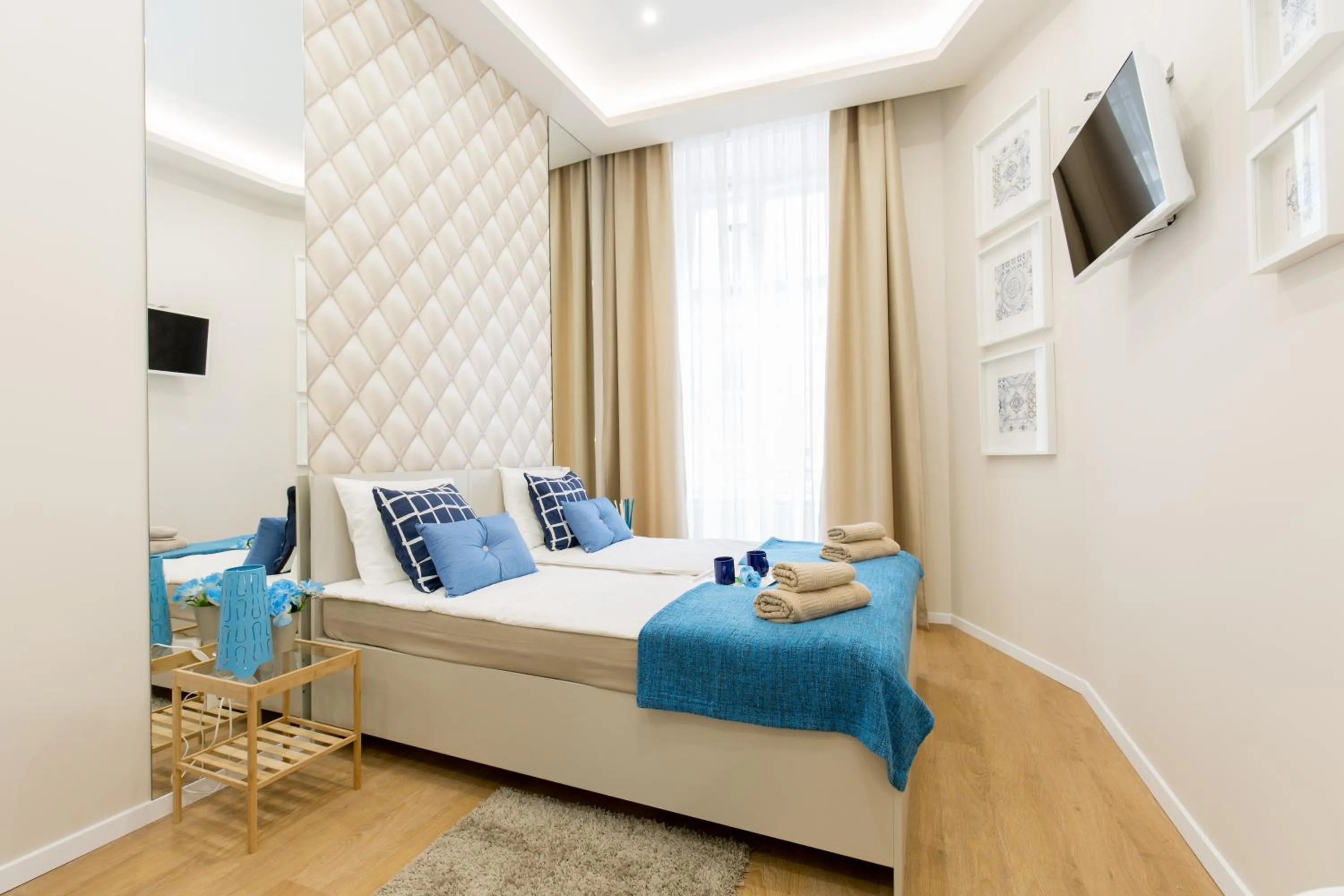 Bed in Budapest Holiday Colours