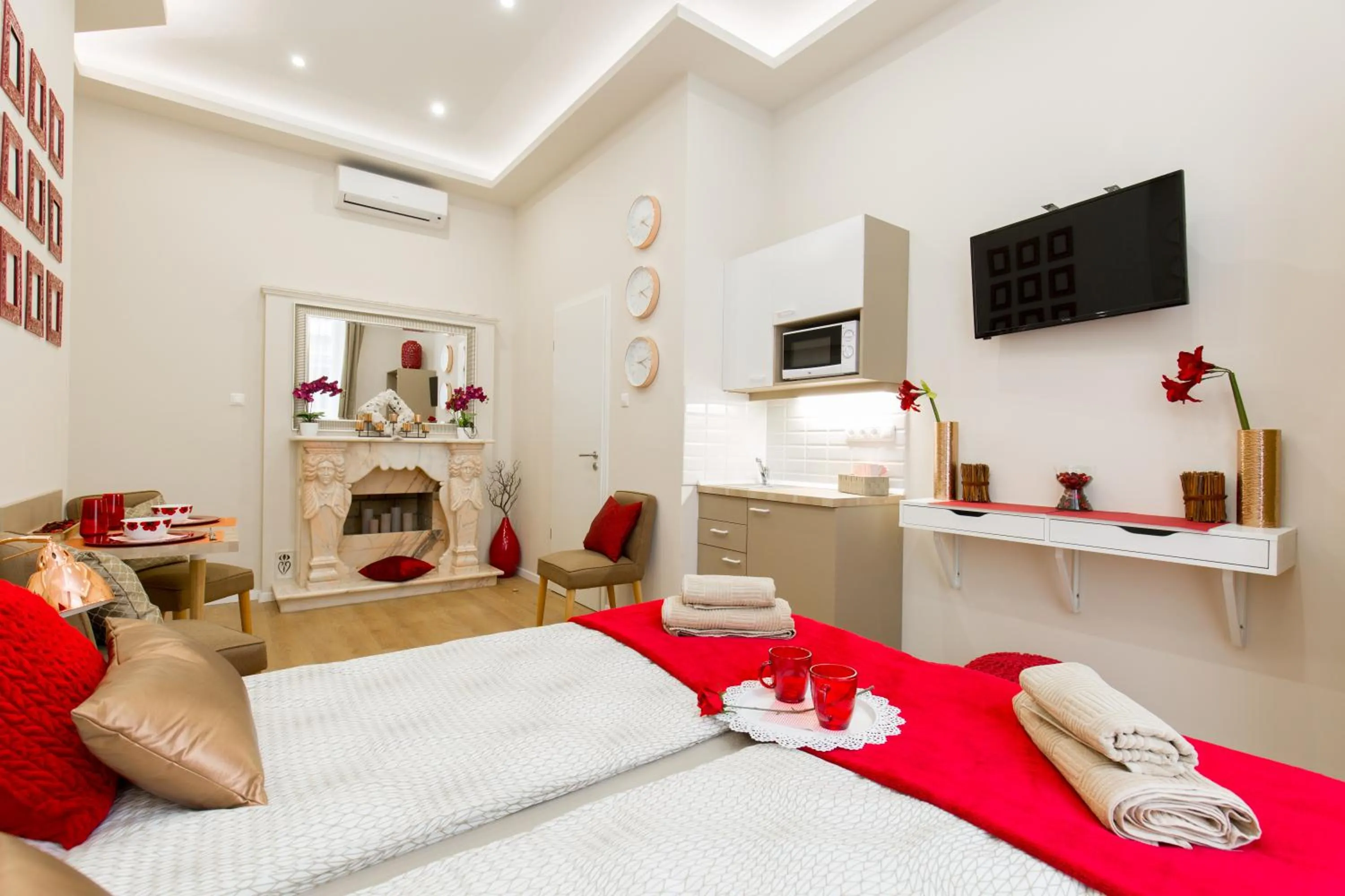 Photo of the whole room, Bed in Budapest Holiday Colours