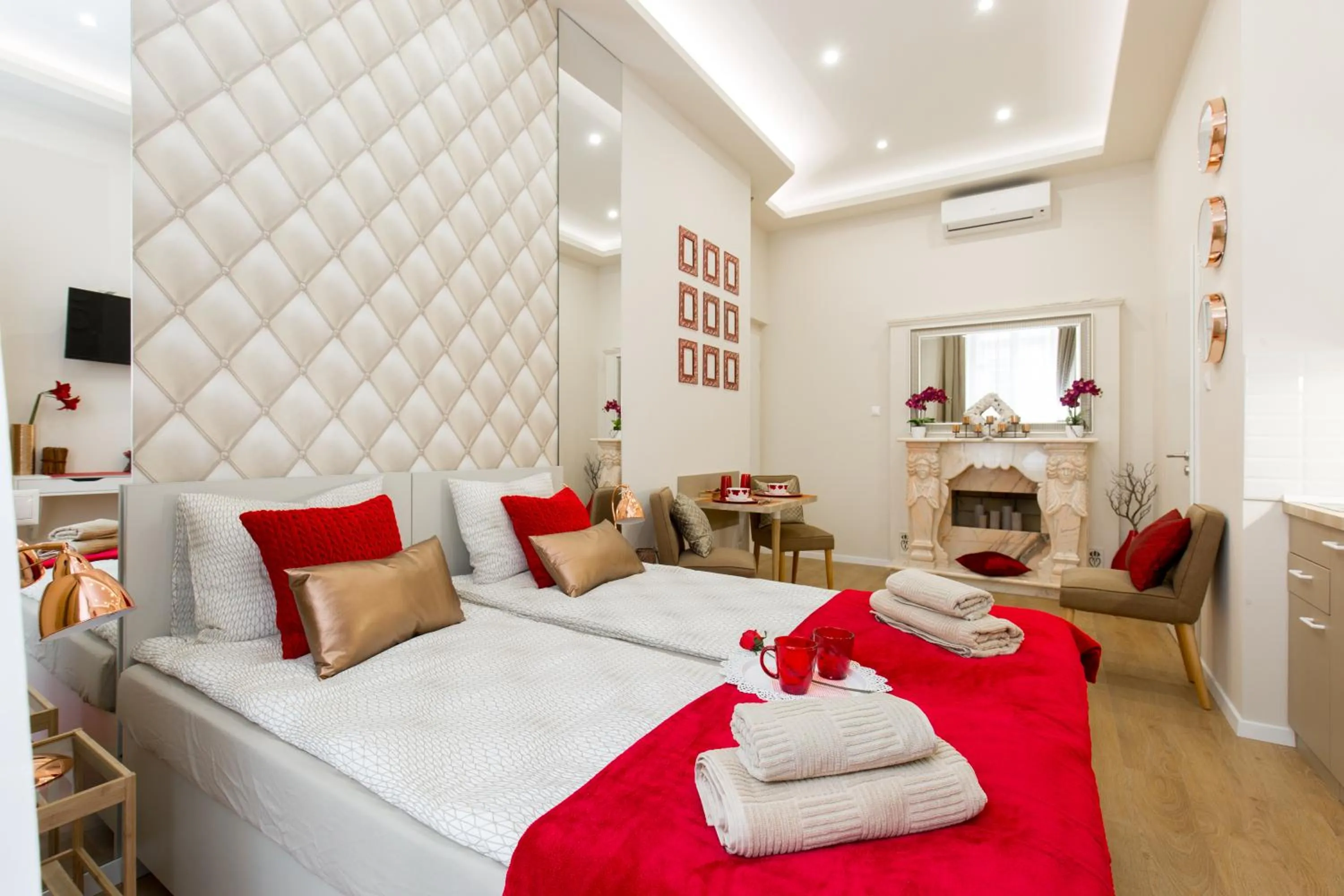 Photo of the whole room, Bed in Budapest Holiday Colours