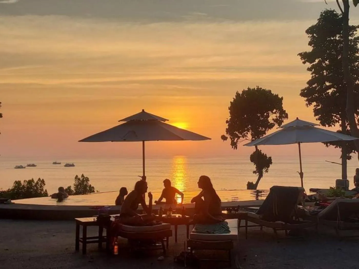 Sunrise in Dusit Buncha Koh Tao by Riya Group