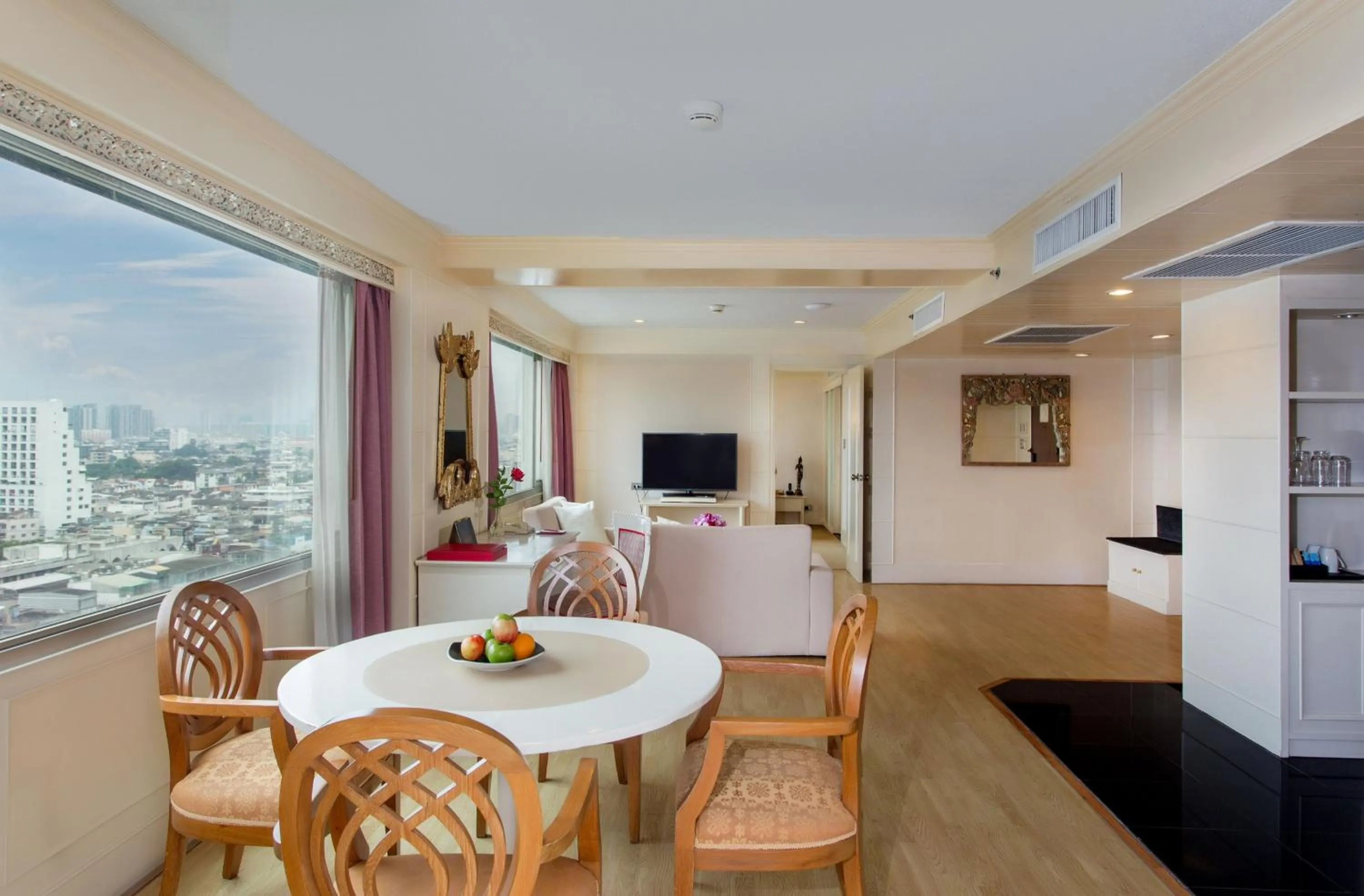 Dining area in Ramada Plaza by Wyndham Bangkok Menam Riverside