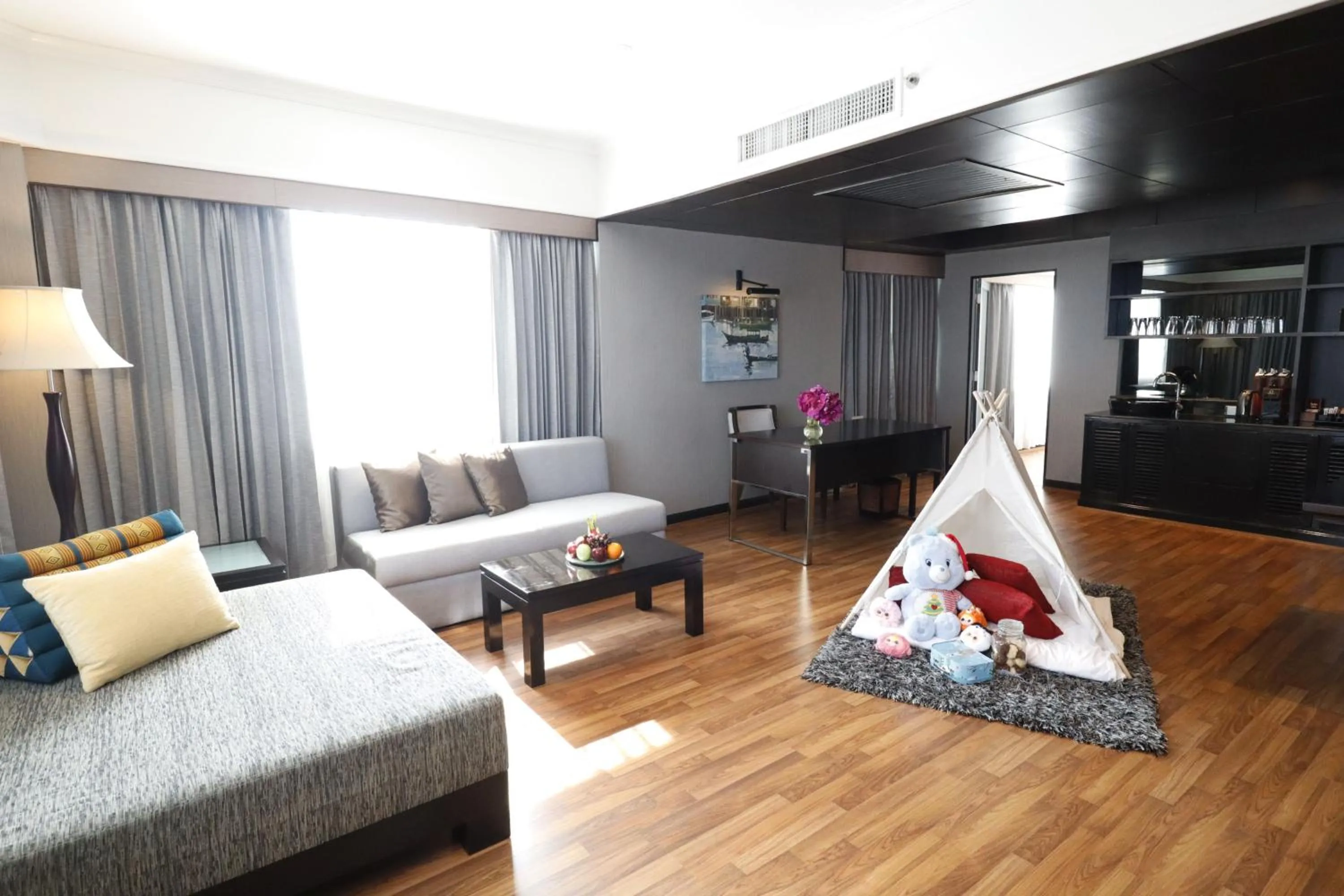 Living room in Ramada Plaza by Wyndham Bangkok Menam Riverside