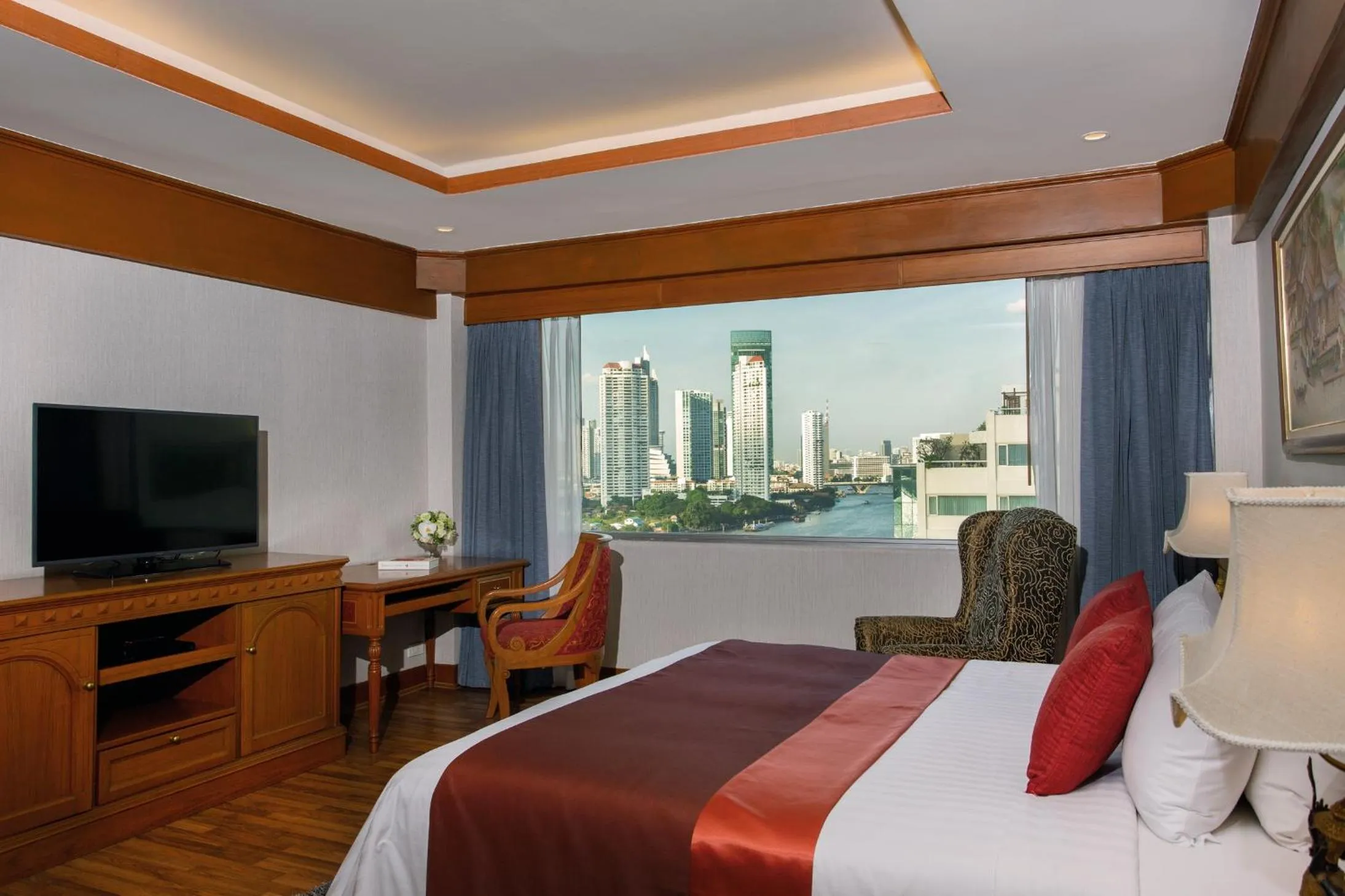 Balcony/Terrace, Bed in Ramada Plaza by Wyndham Bangkok Menam Riverside