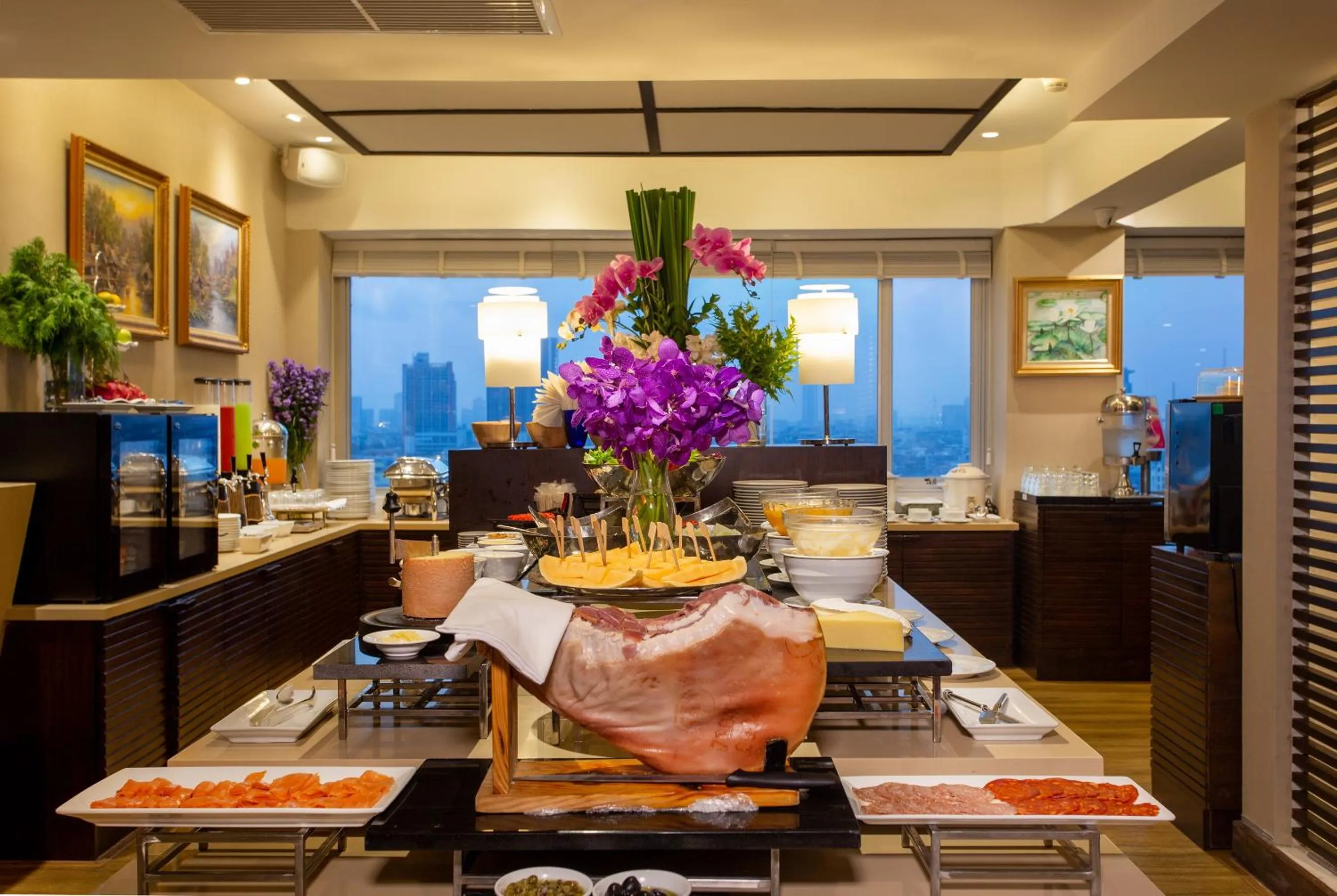 Lounge or bar in Ramada Plaza by Wyndham Bangkok Menam Riverside