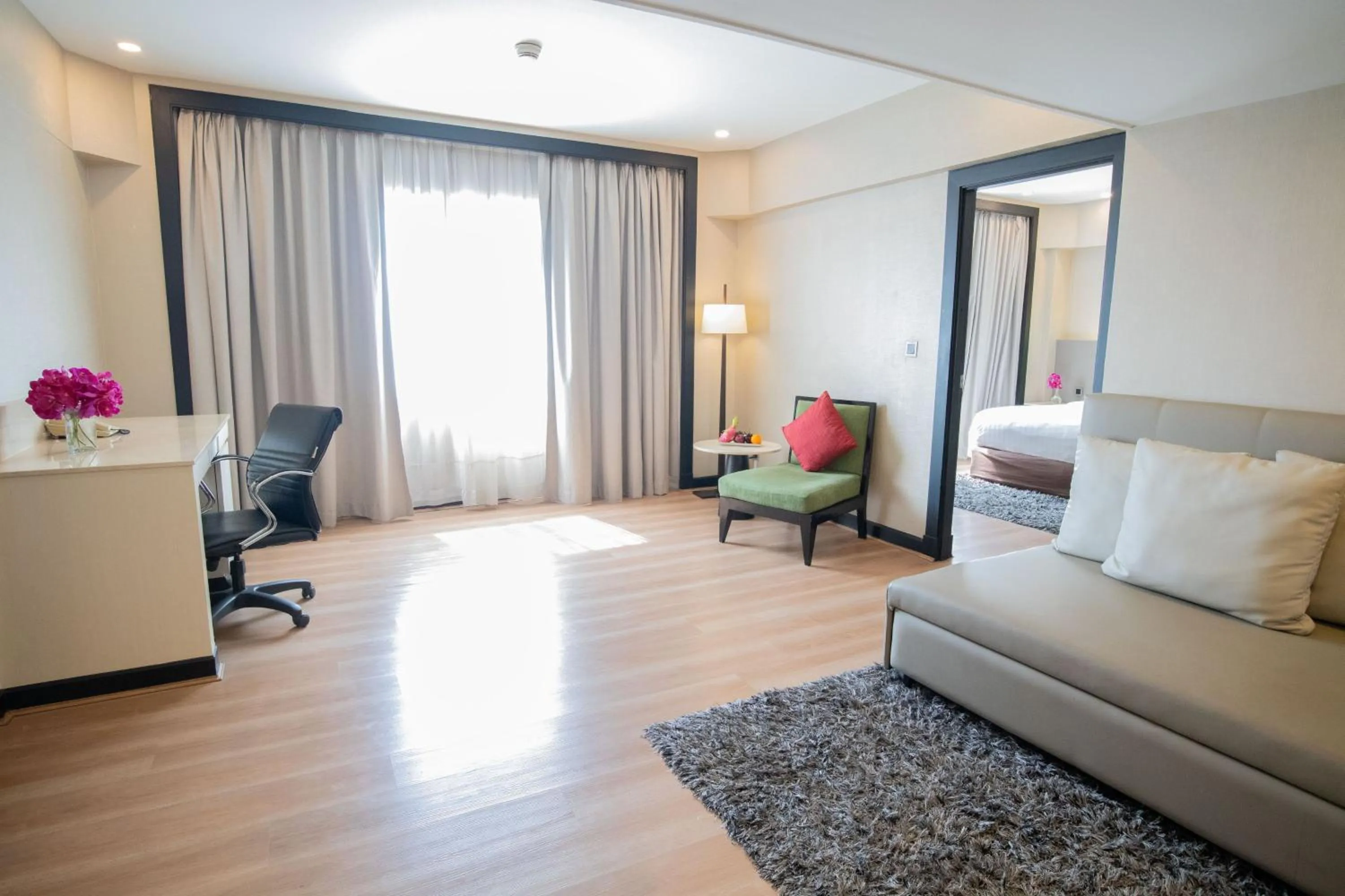 Living room, Bed in Ramada Plaza by Wyndham Bangkok Menam Riverside
