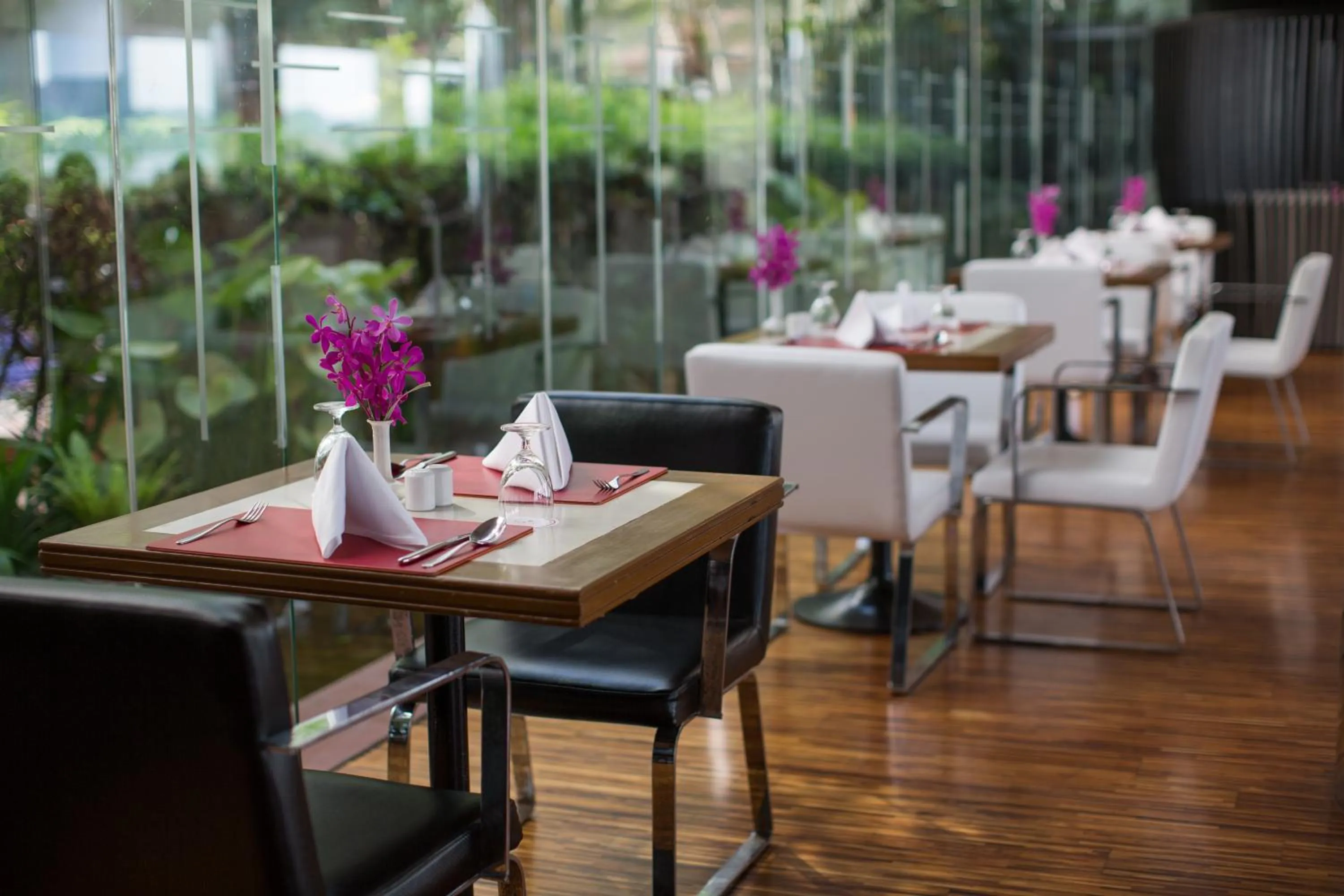 Restaurant/places to eat in Ramada Plaza by Wyndham Bangkok Menam Riverside