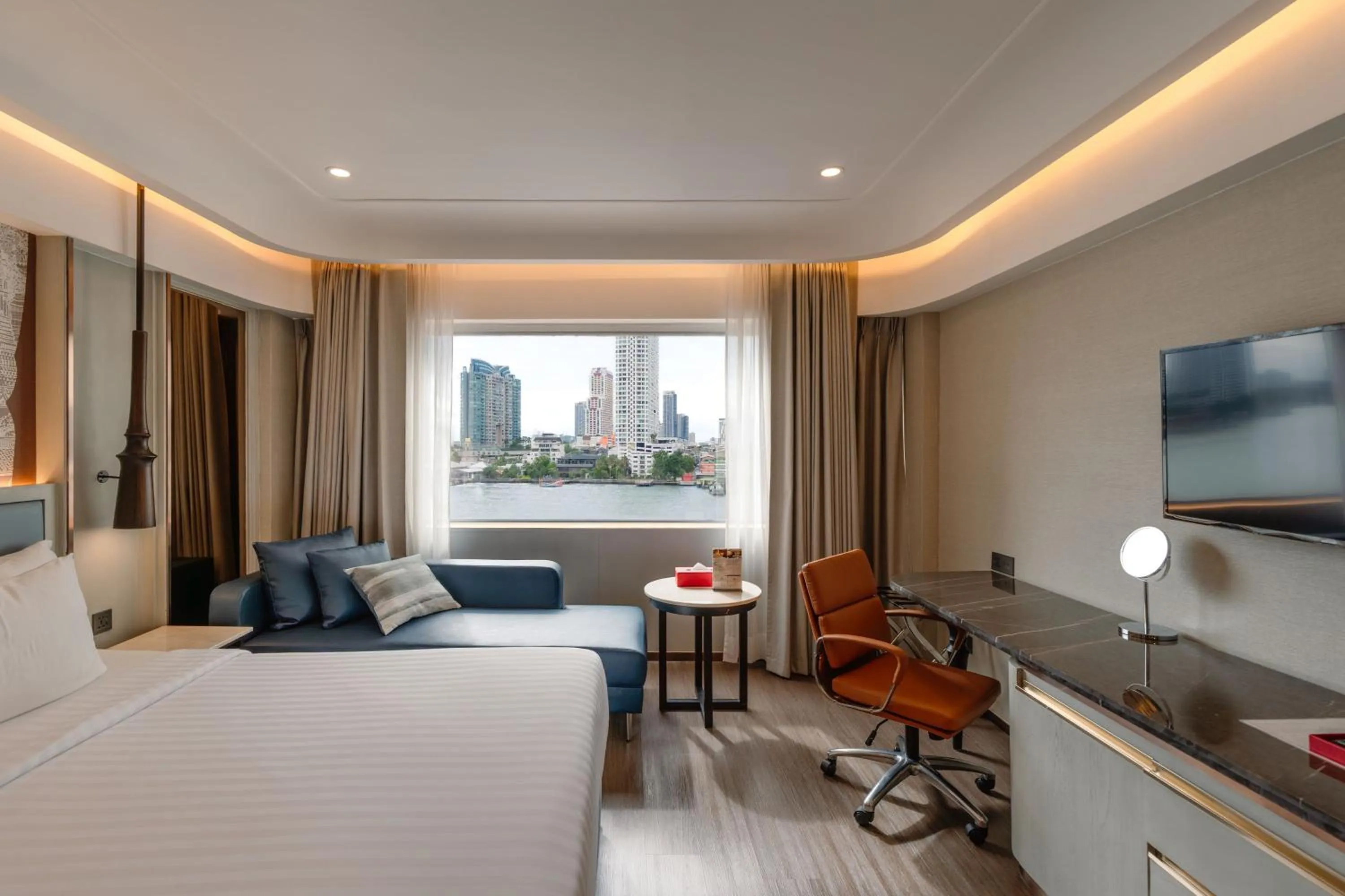 Bed in Ramada Plaza by Wyndham Bangkok Menam Riverside