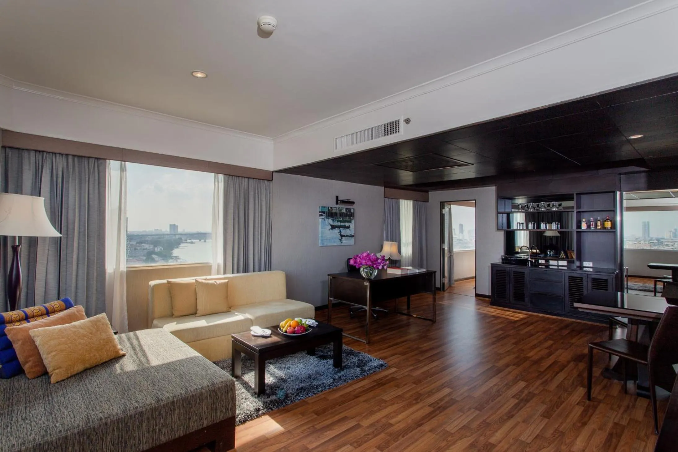 Living room in Ramada Plaza by Wyndham Bangkok Menam Riverside