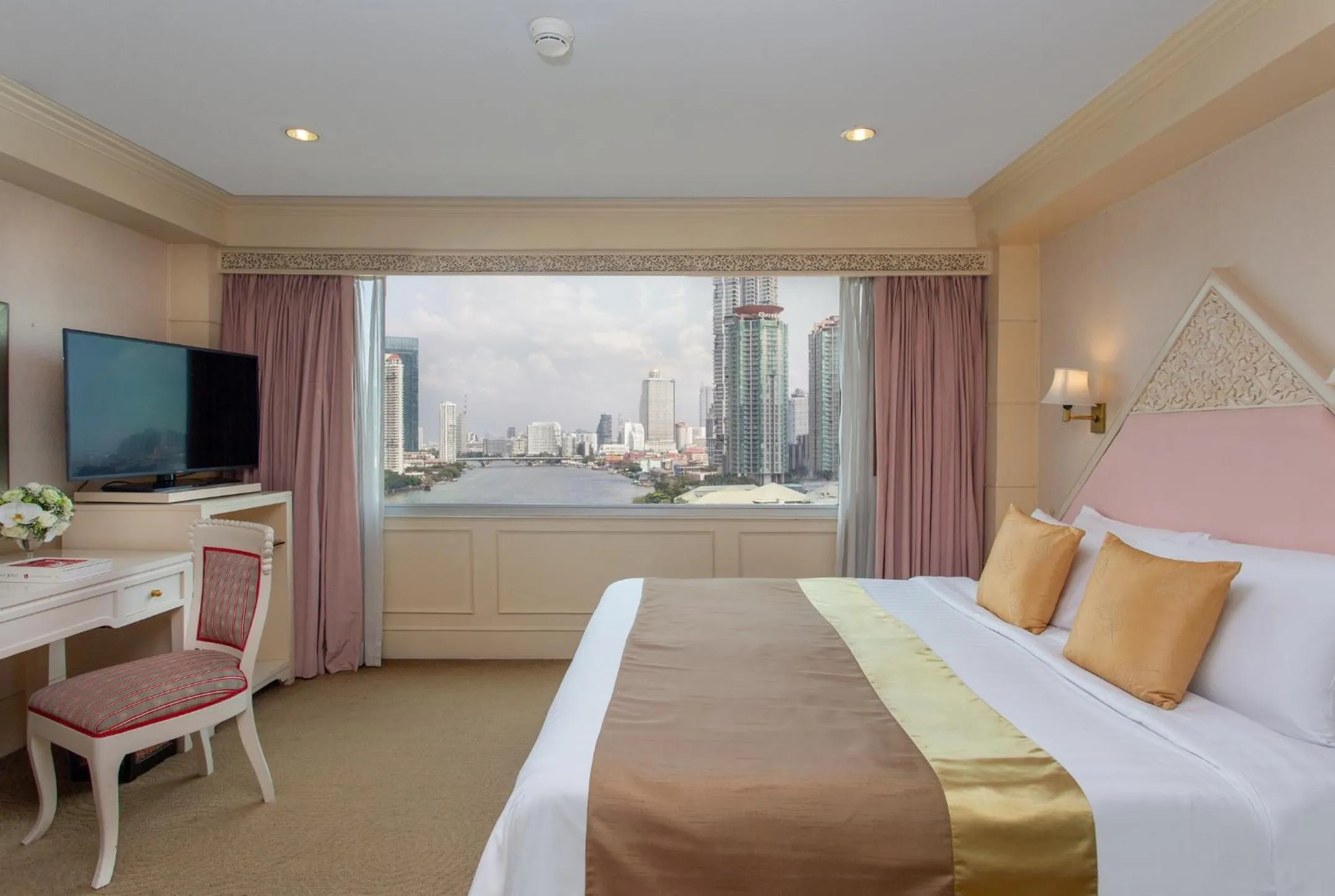 Bedroom, Bed in Ramada Plaza by Wyndham Bangkok Menam Riverside