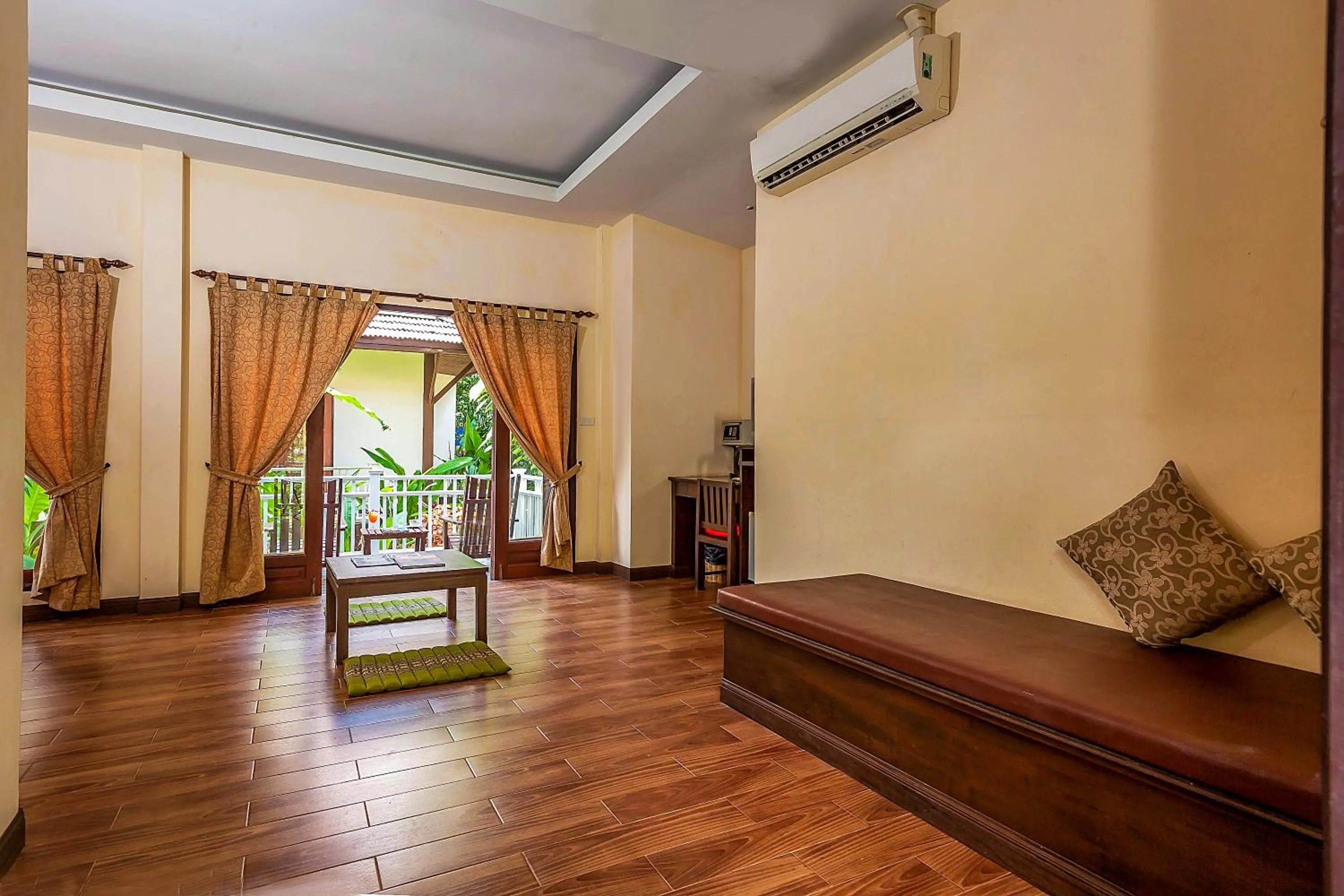 Photo of the whole room, Bed in Lanta Klong Nin Beach Resort