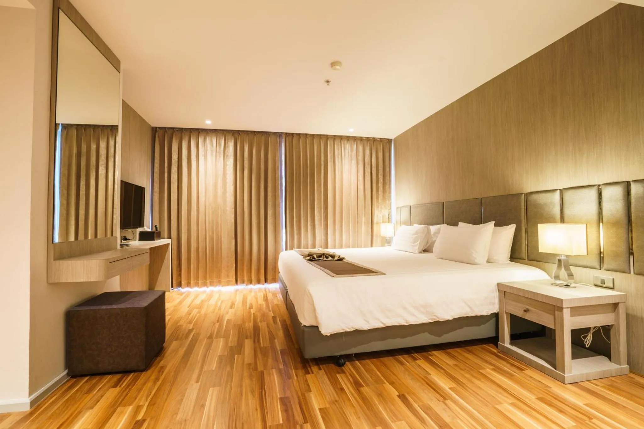 New Season Square Hotel