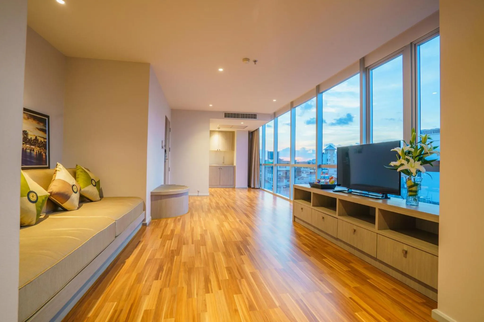 New Season Square Hotel