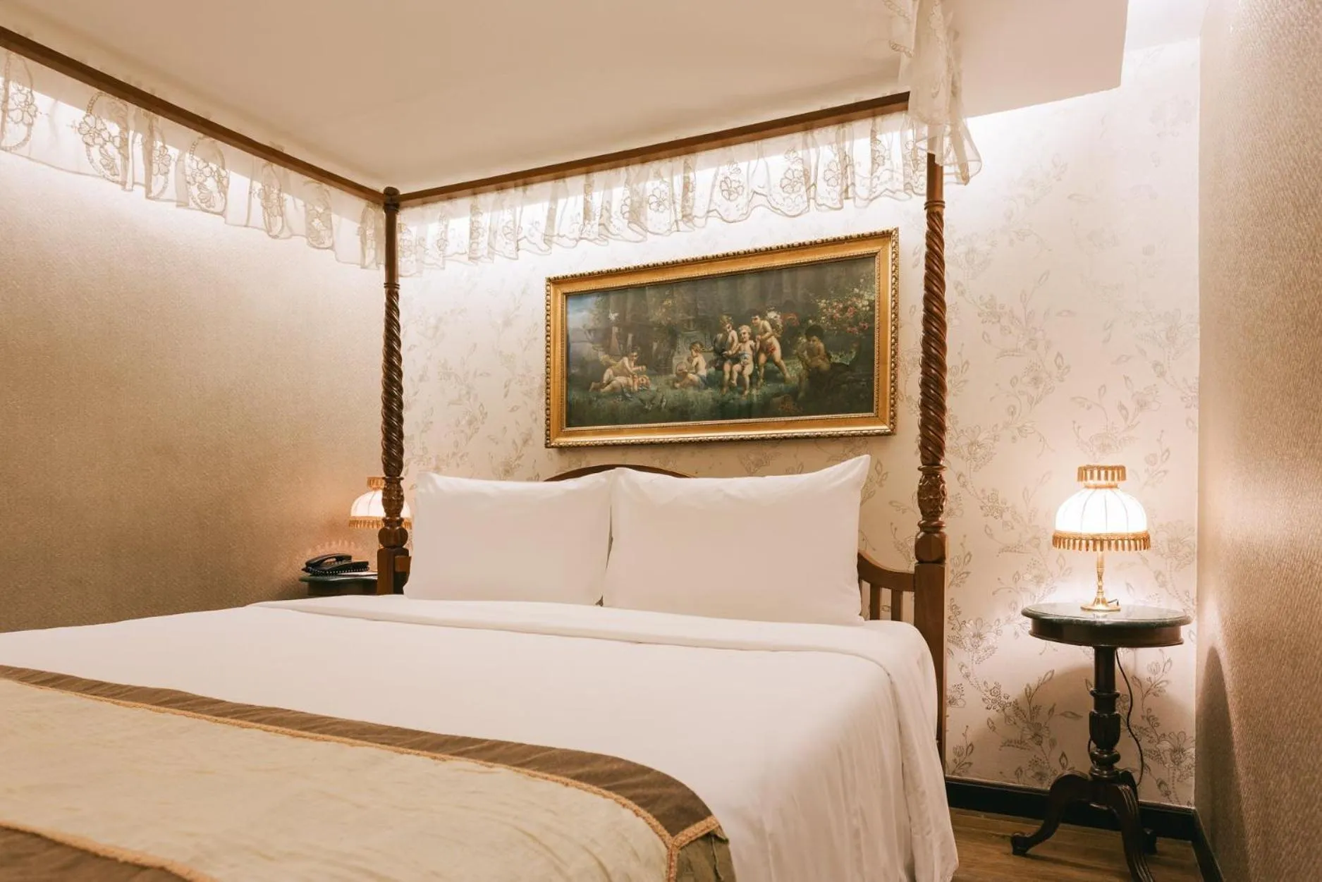 Bed in Chuchaiburi Sri Amphawa