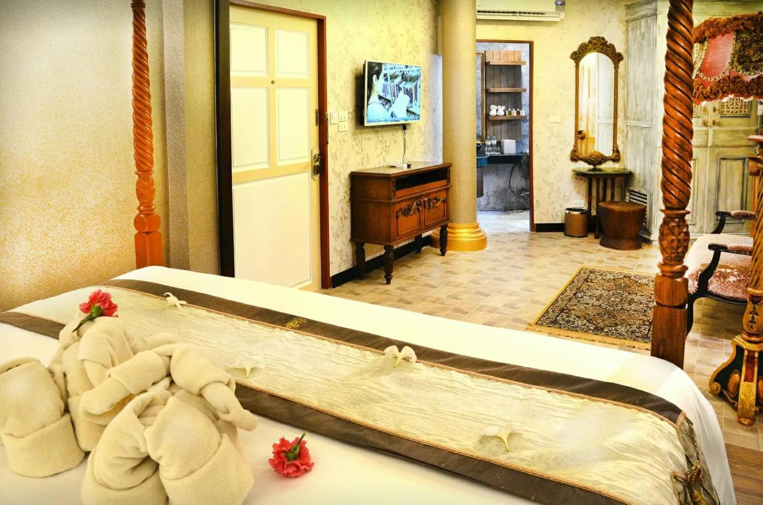 Bed in Chuchaiburi Sri Amphawa