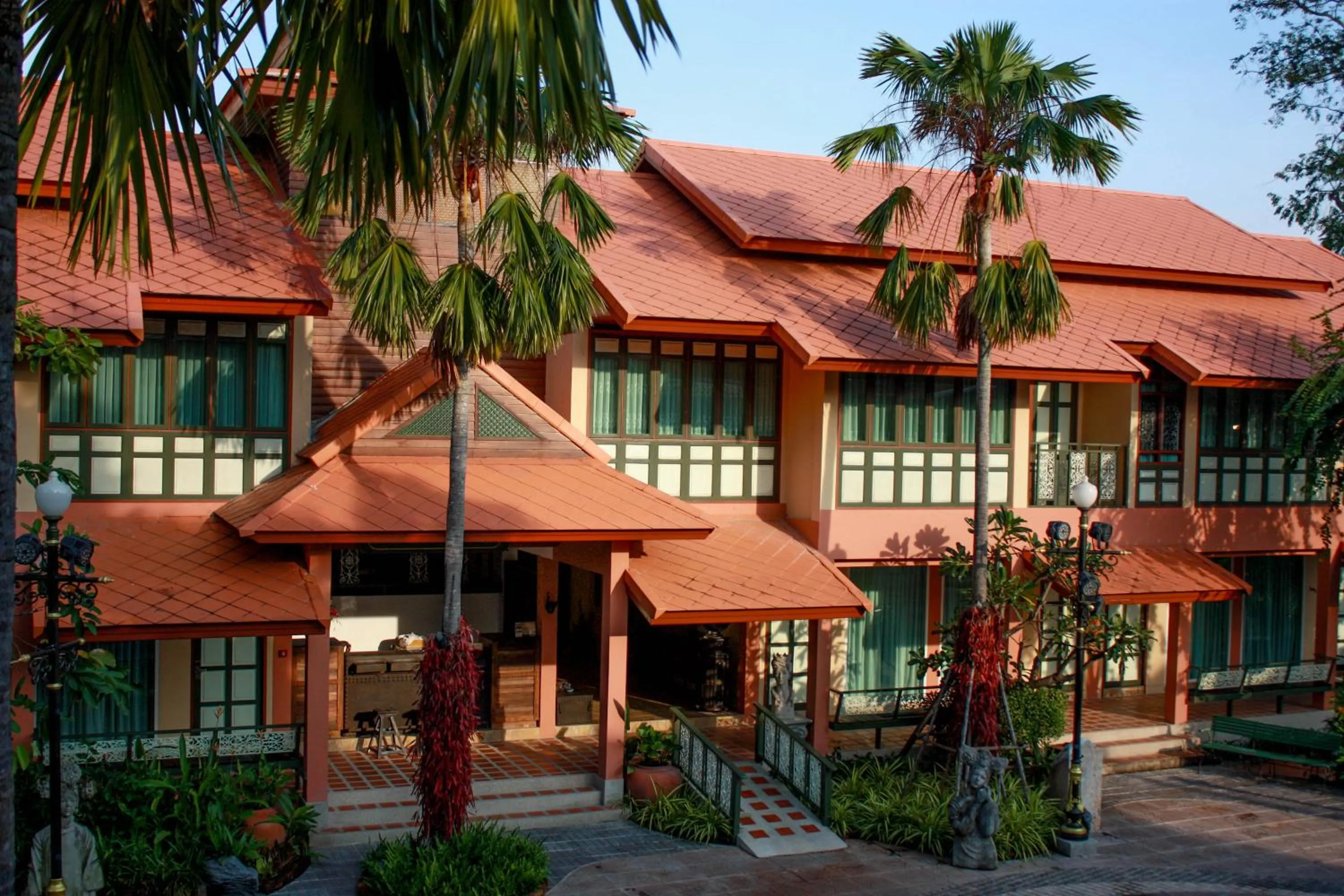 Property building in Chuchaiburi Sri Amphawa