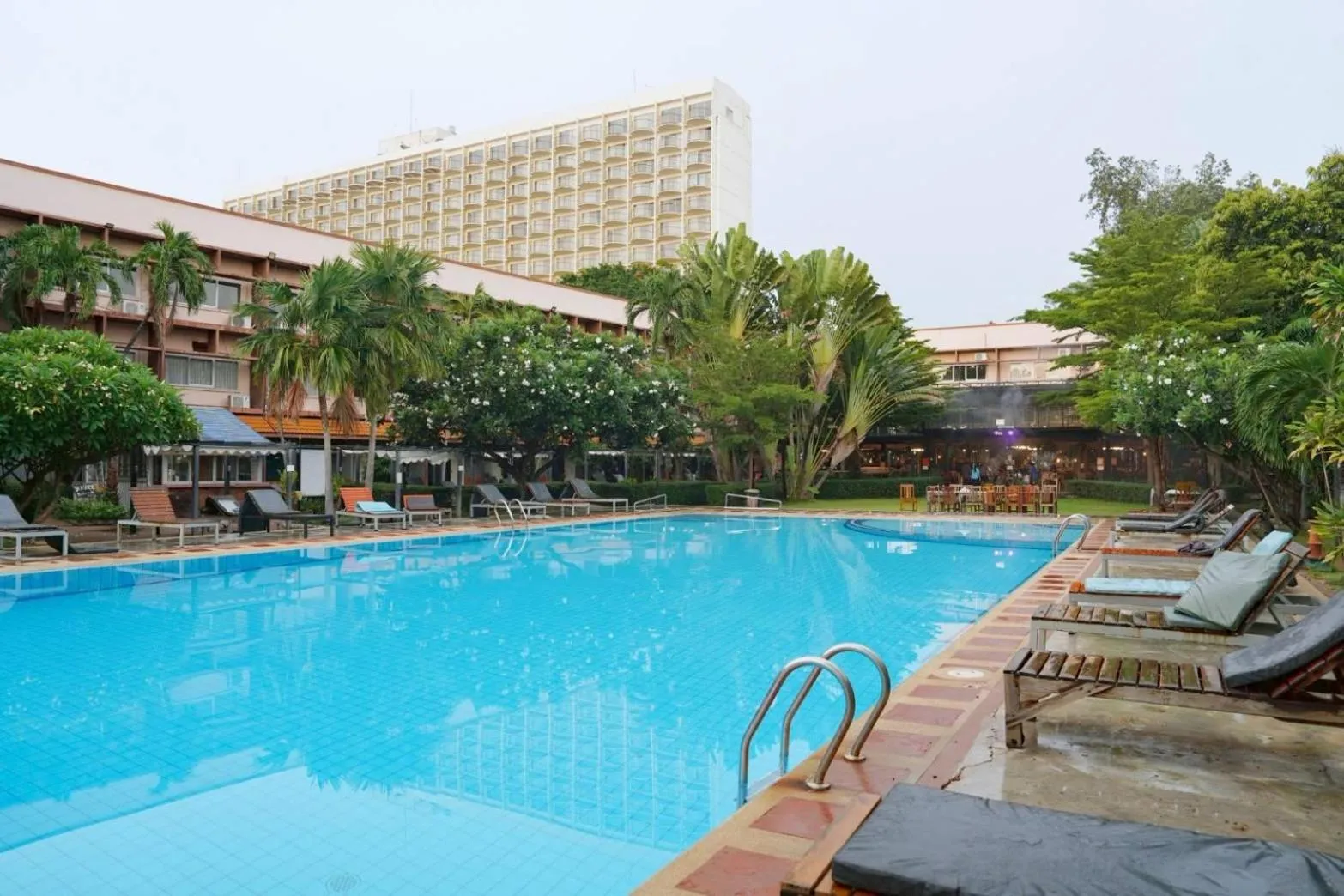 Basaya Beach Hotel & Resort