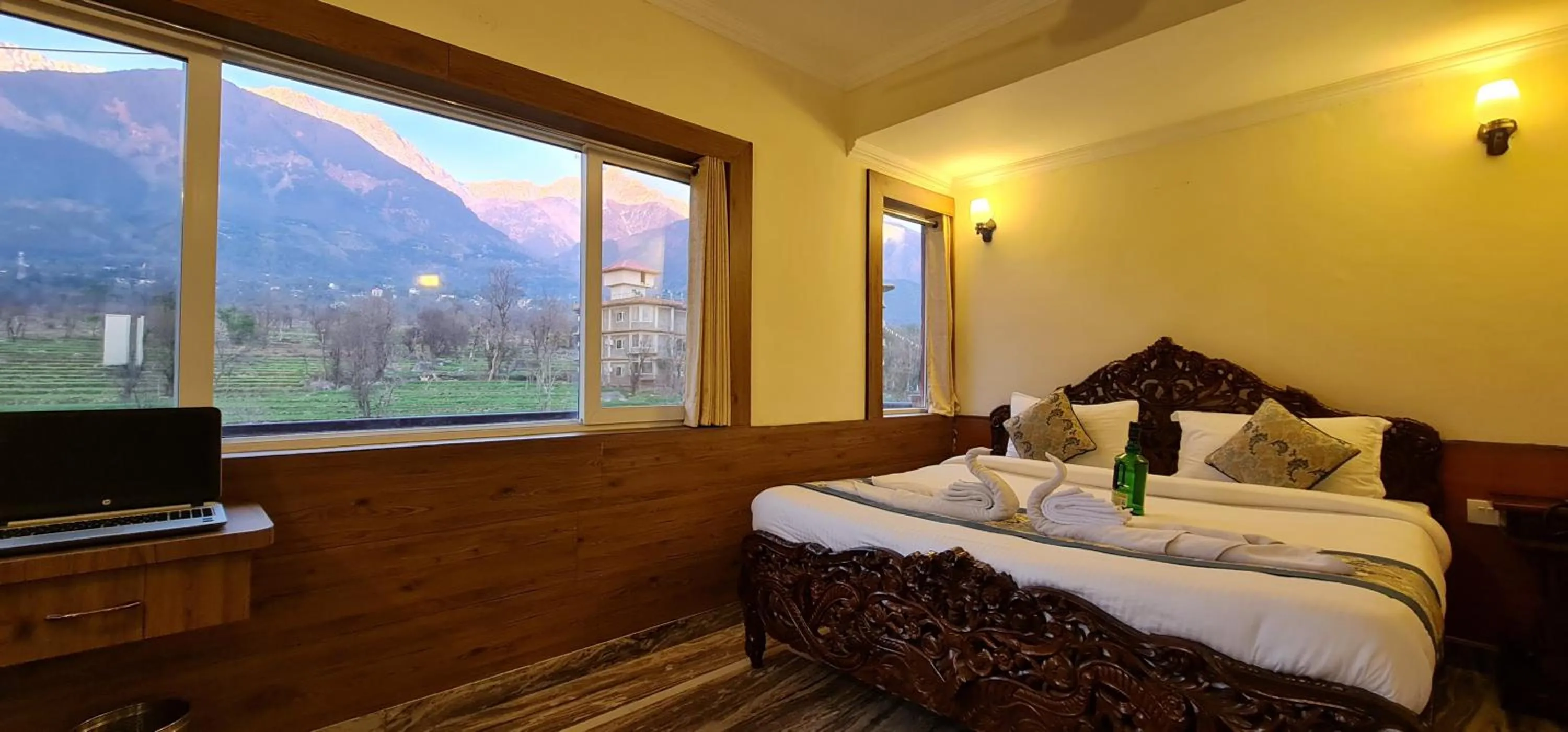 Photo of the whole room, Bed in Hotel Samdupling Himalayan Brothers