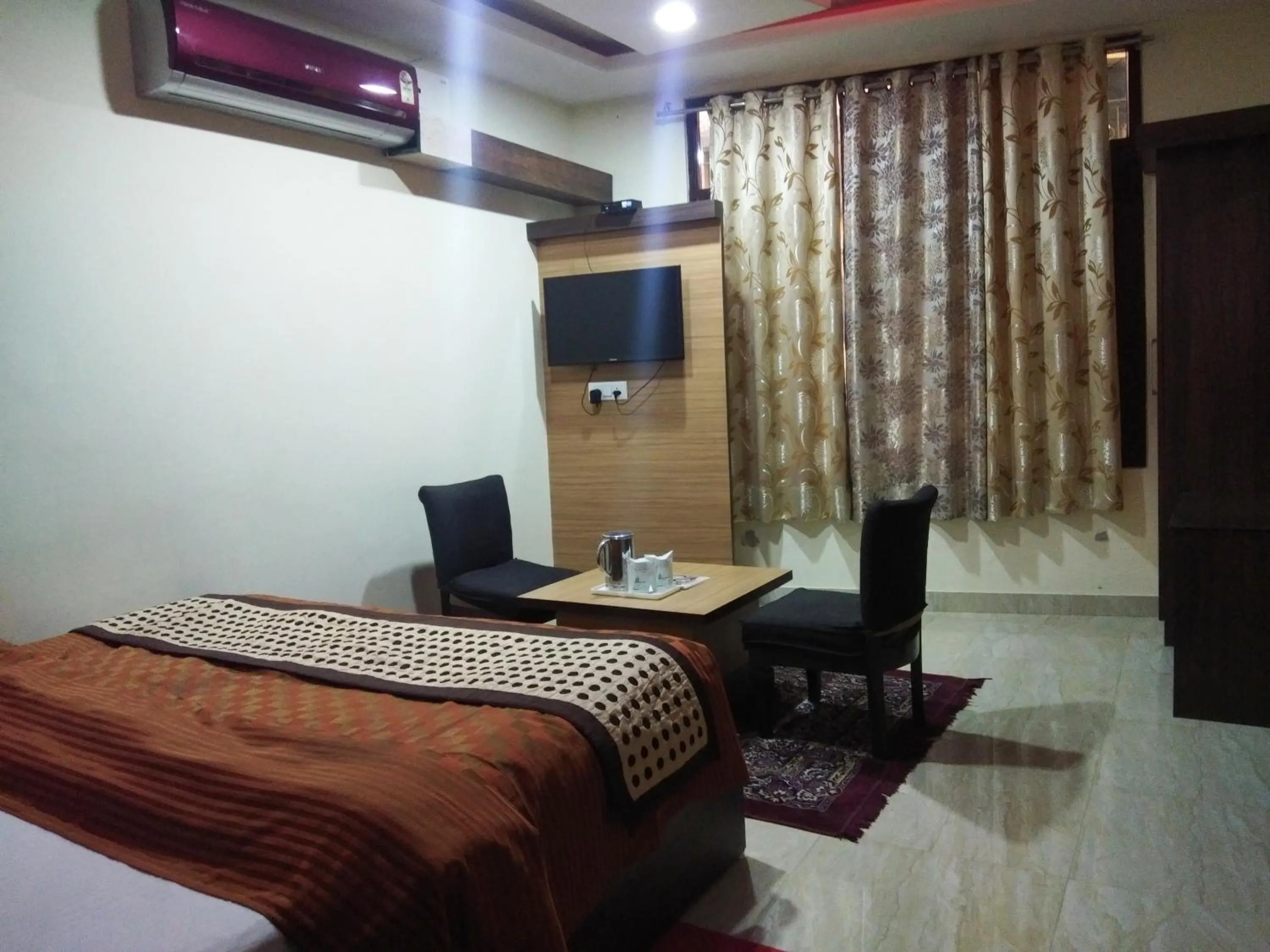 Communal lounge/ TV room, Bed in Hotel Nature's View