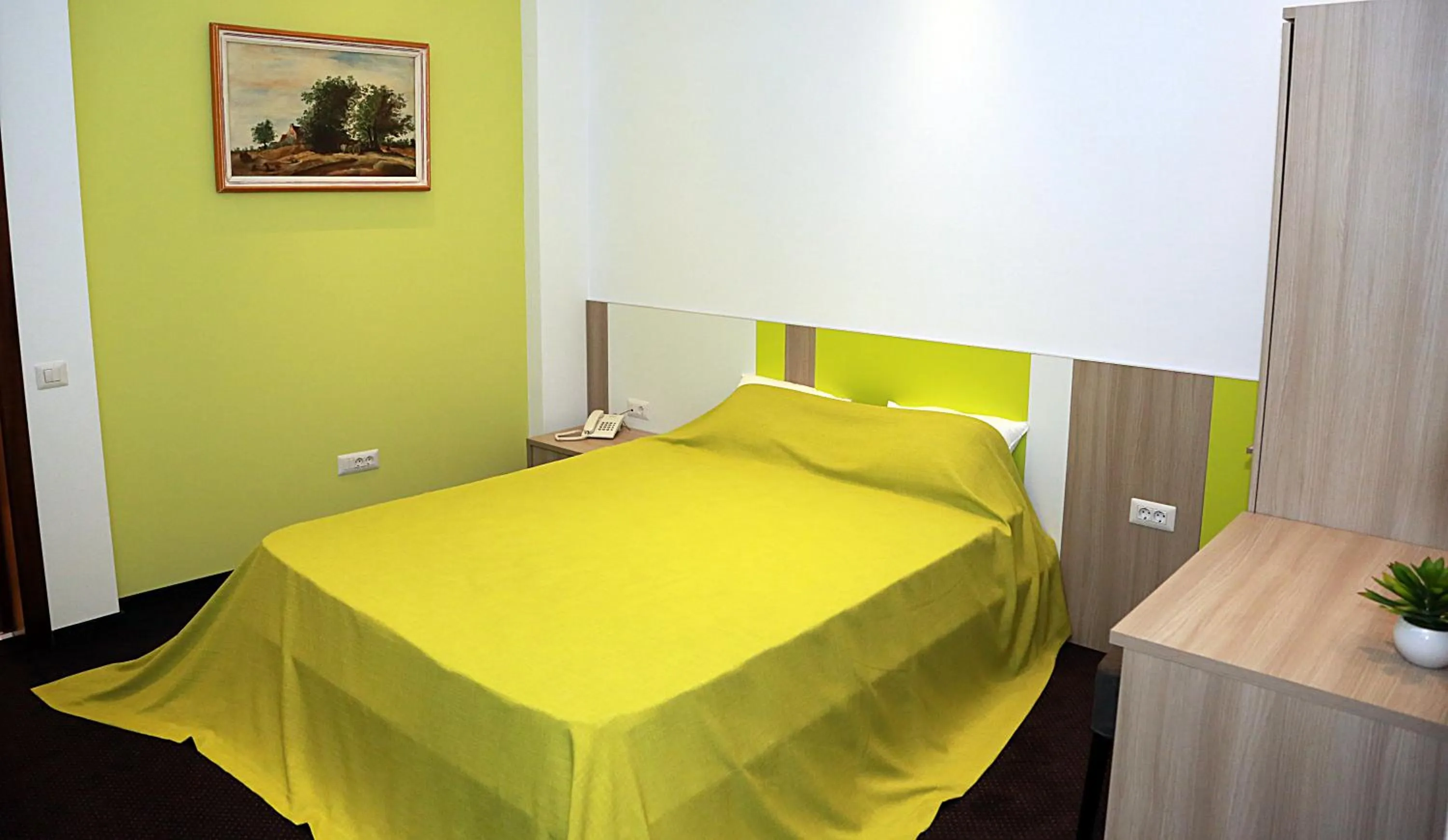 Photo of the whole room, Bed in Parliament Square