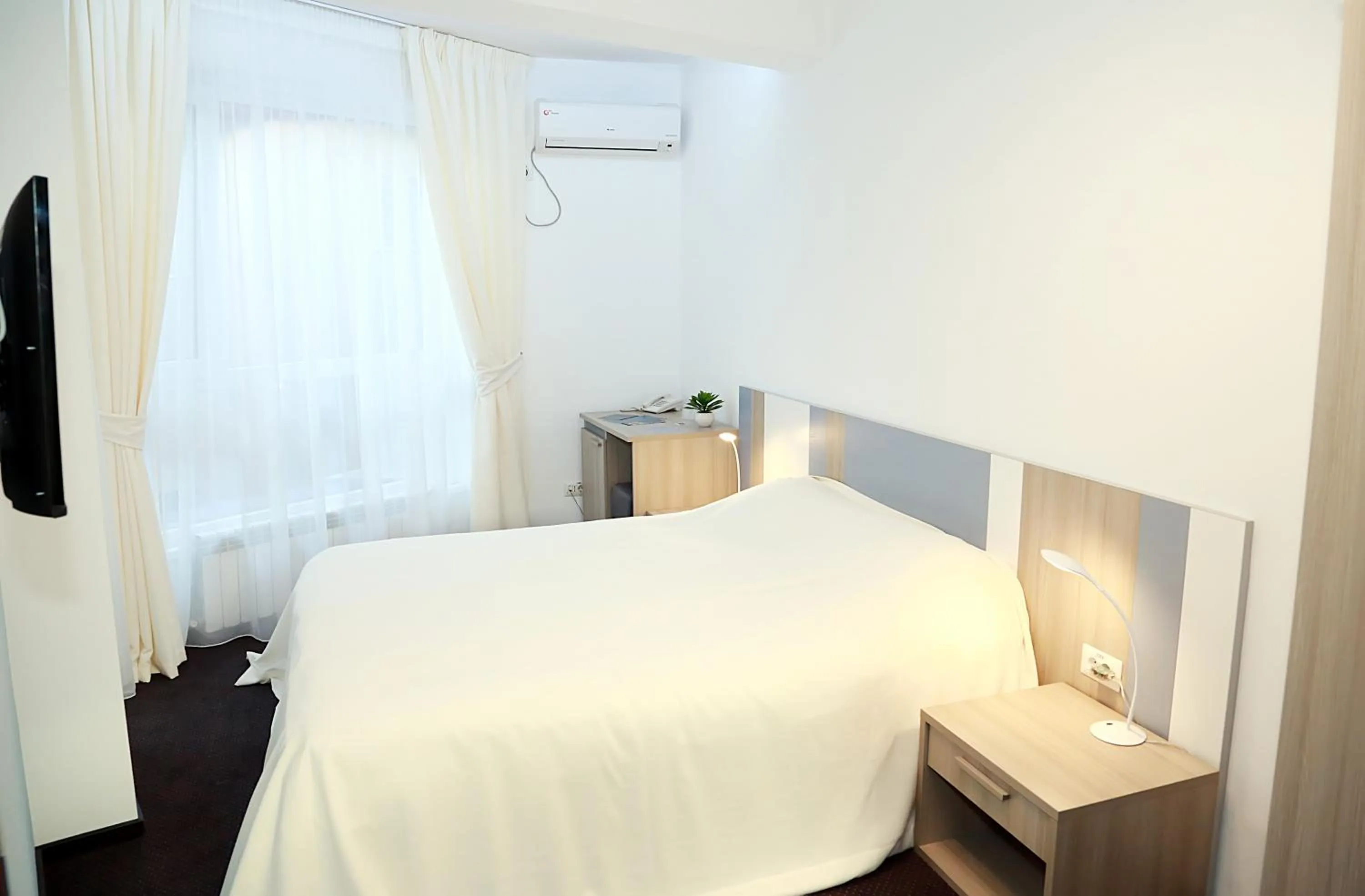 Photo of the whole room, Bed in Parliament Square