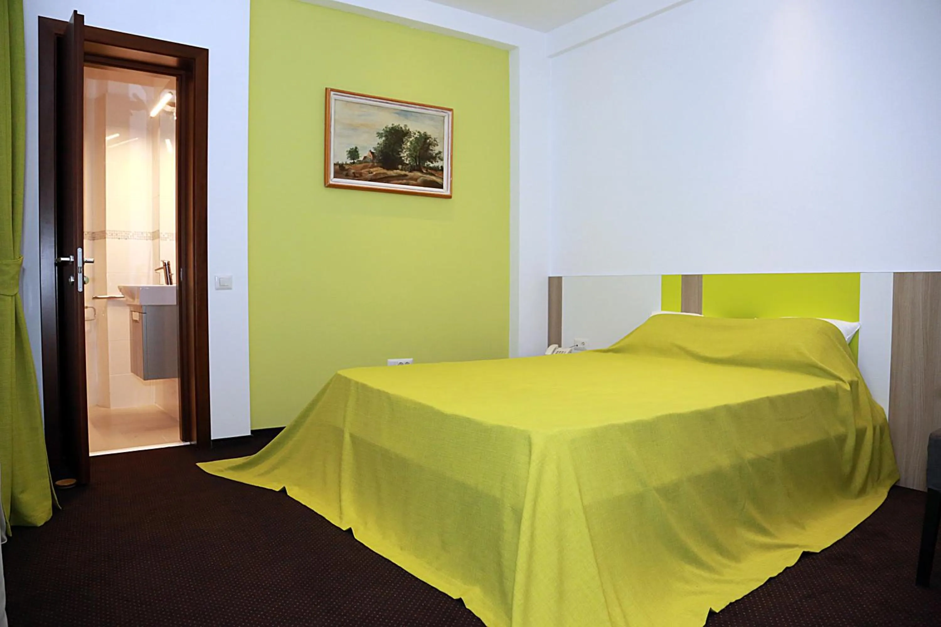 Photo of the whole room, Bed in Parliament Square