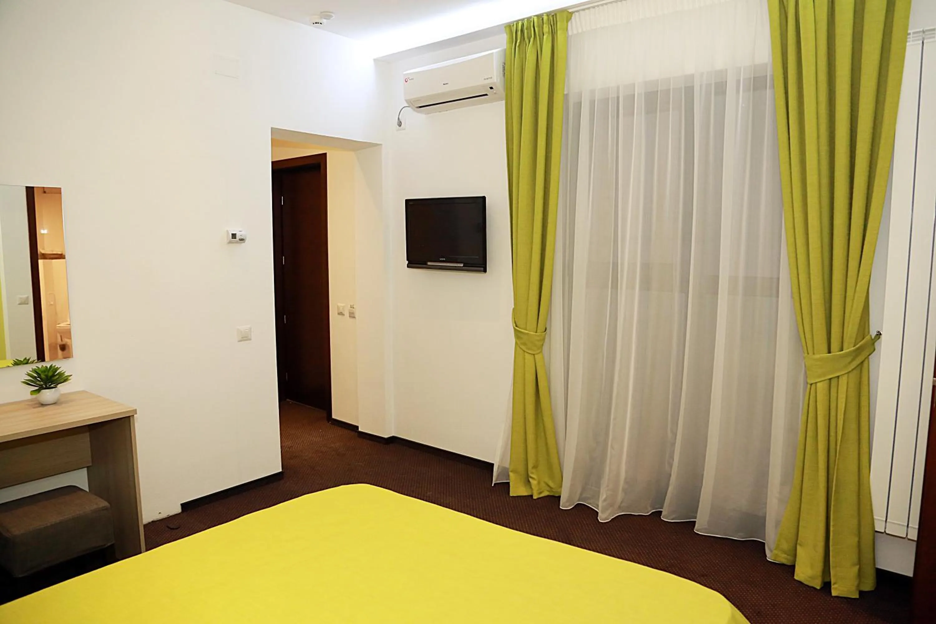 Photo of the whole room, Bed in Parliament Square