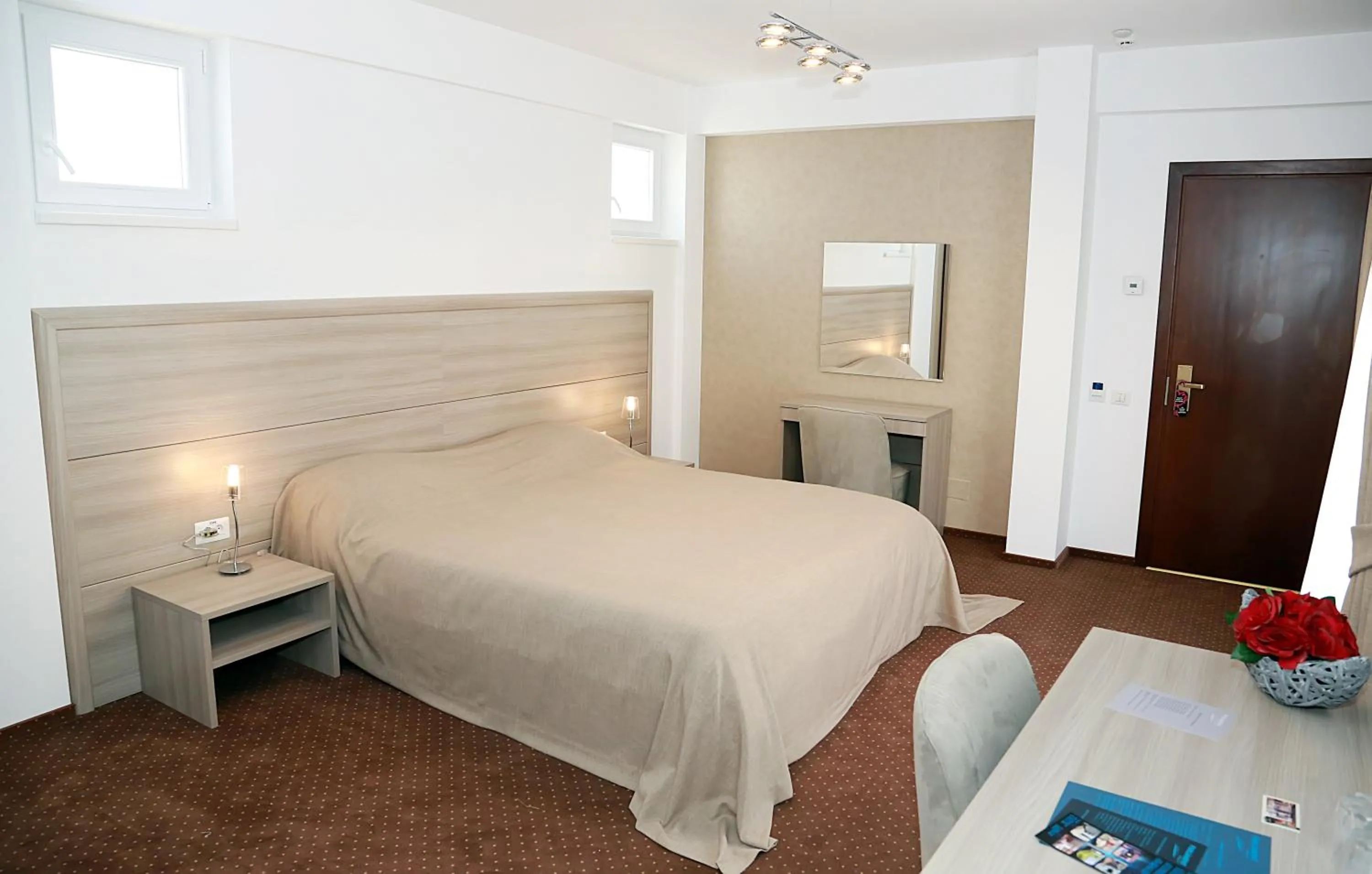 Photo of the whole room, Bed in Parliament Square