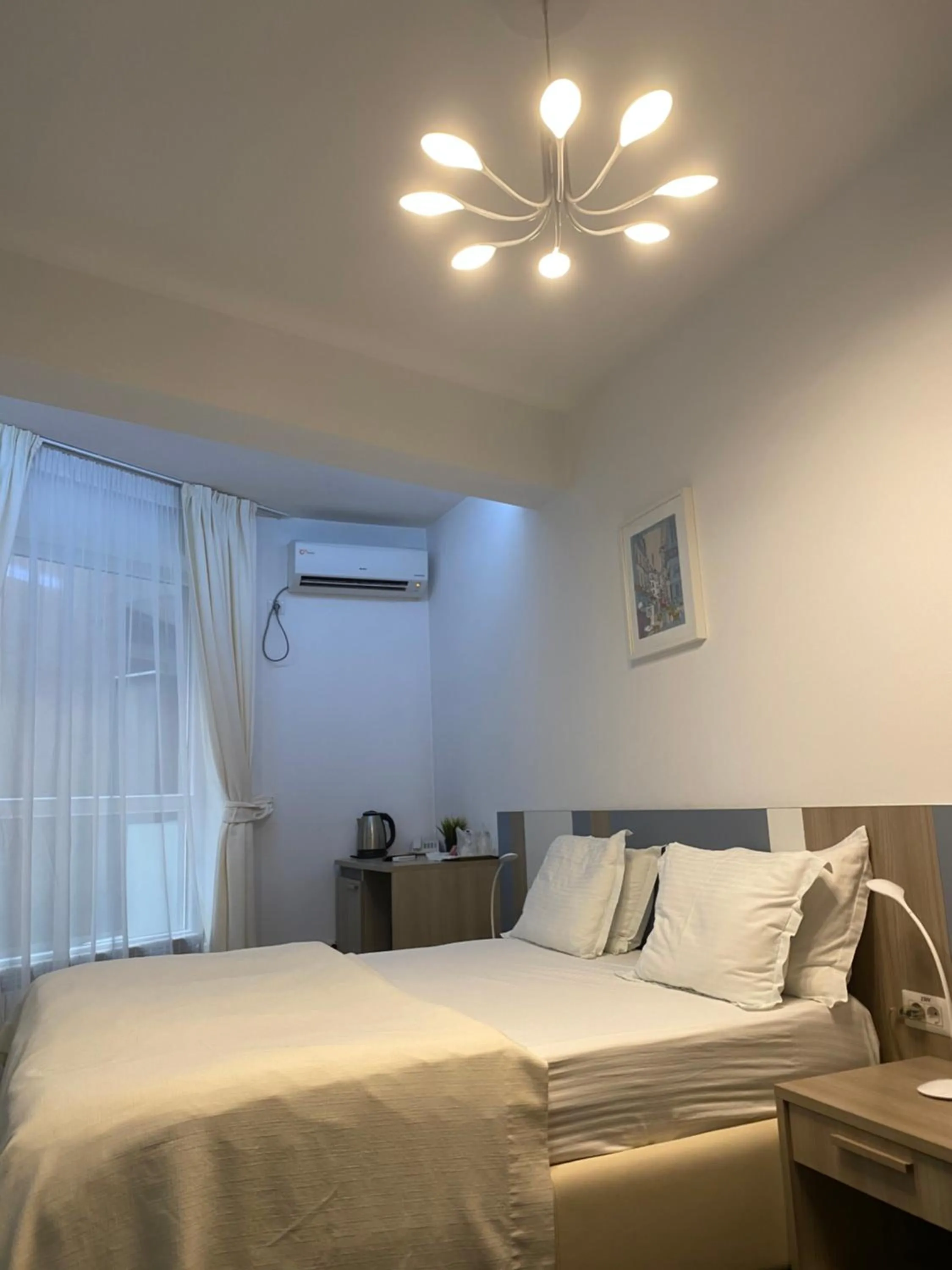 Photo of the whole room, Bed in Parliament Square