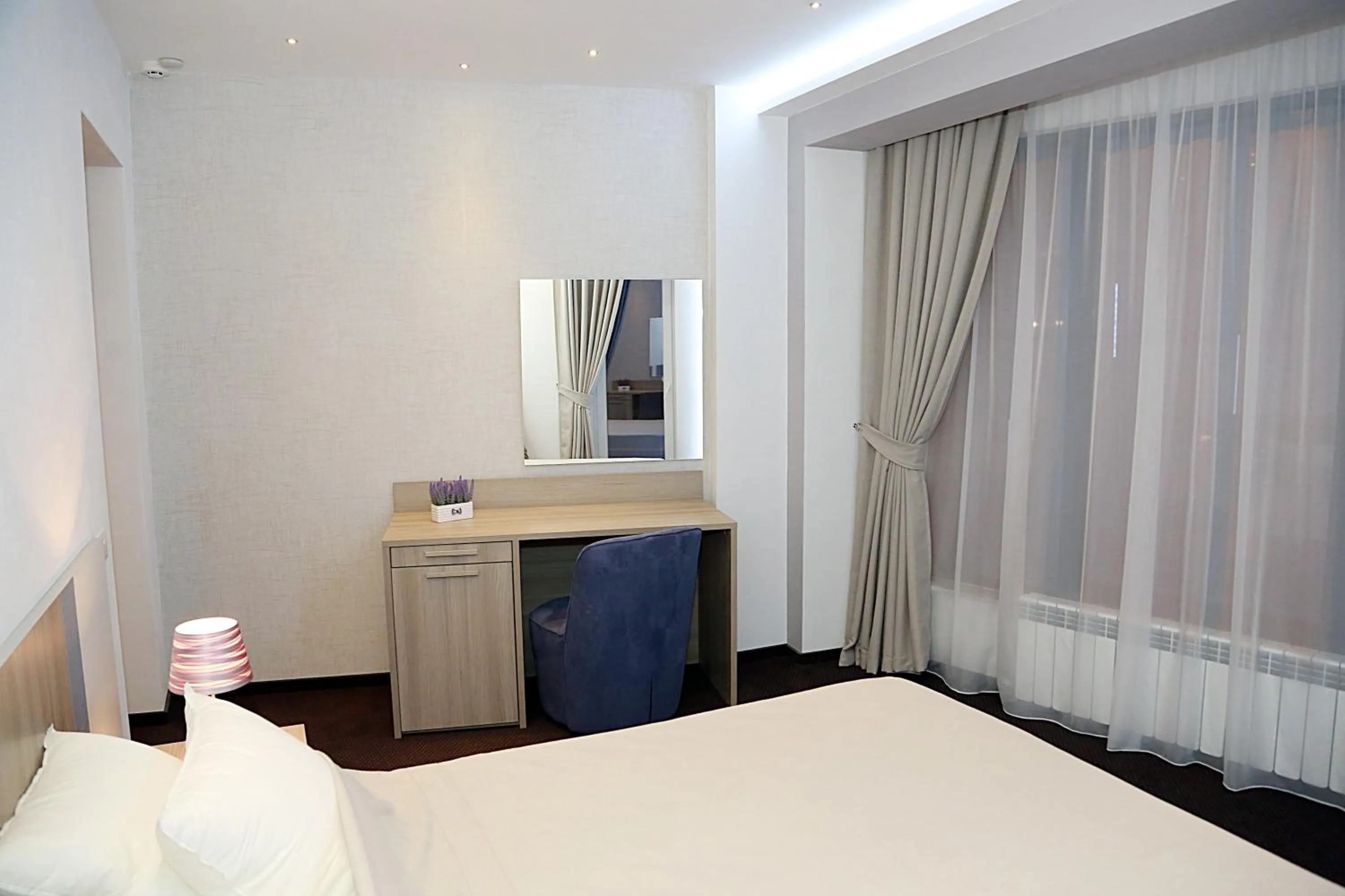 Photo of the whole room, Bed in Parliament Square