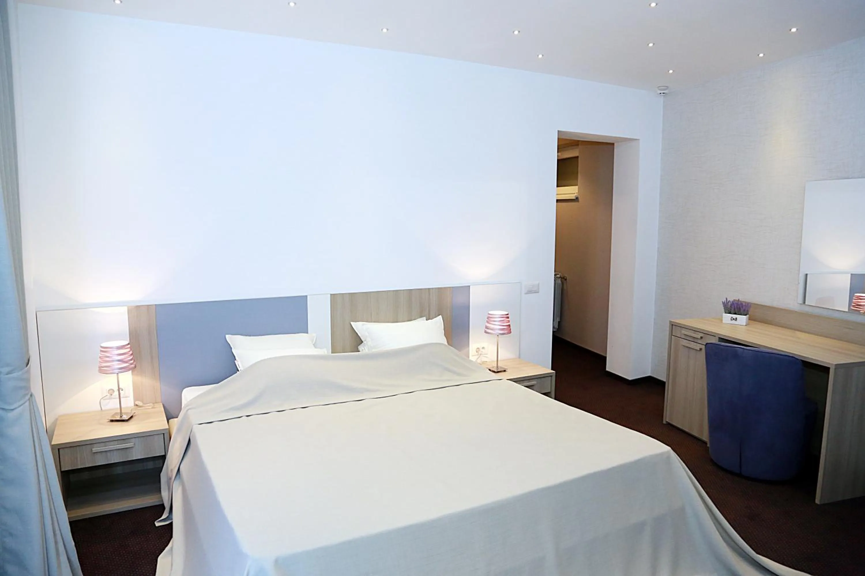 Photo of the whole room, Bed in Parliament Square