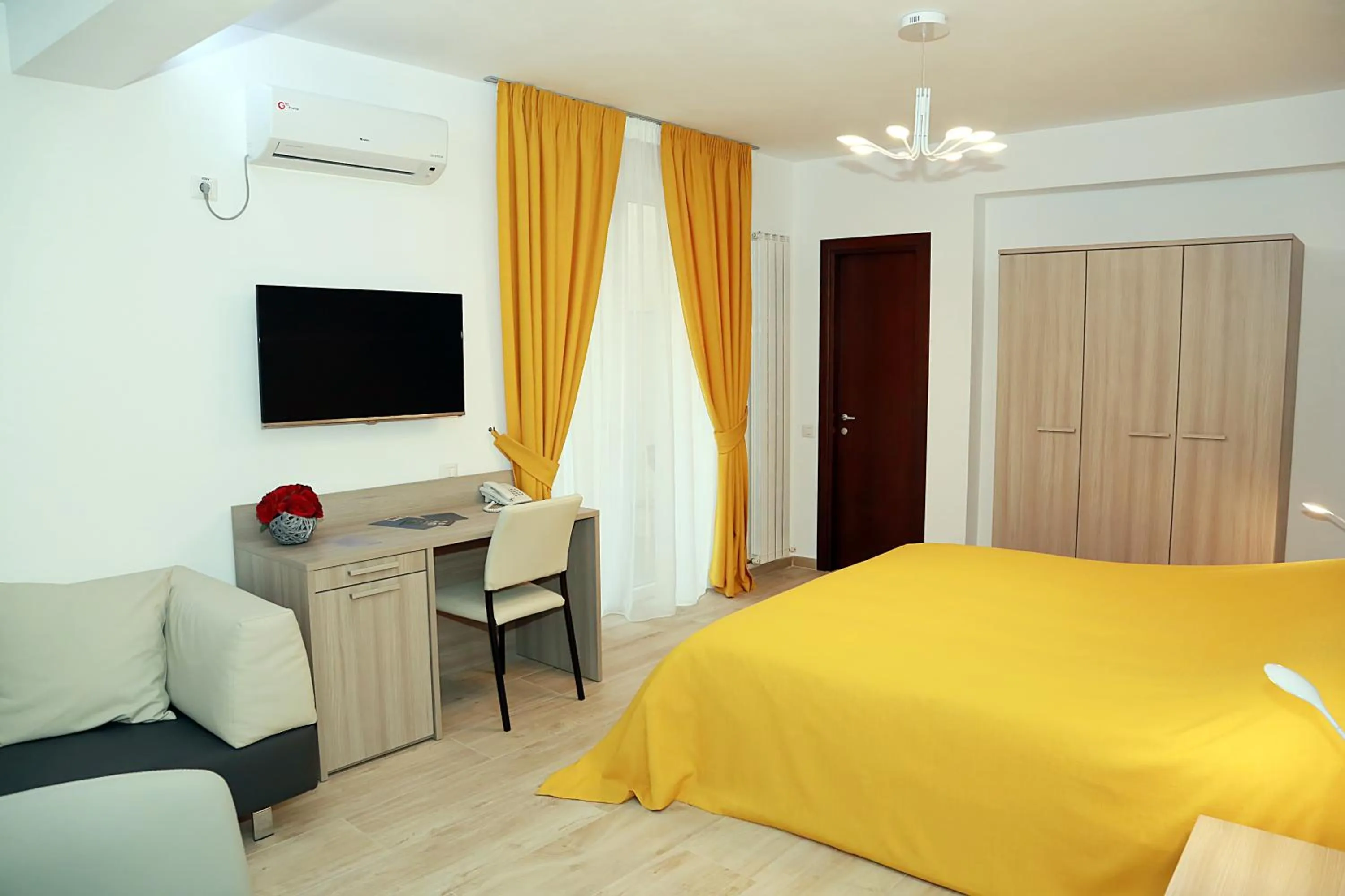 Photo of the whole room, Bed in Parliament Square