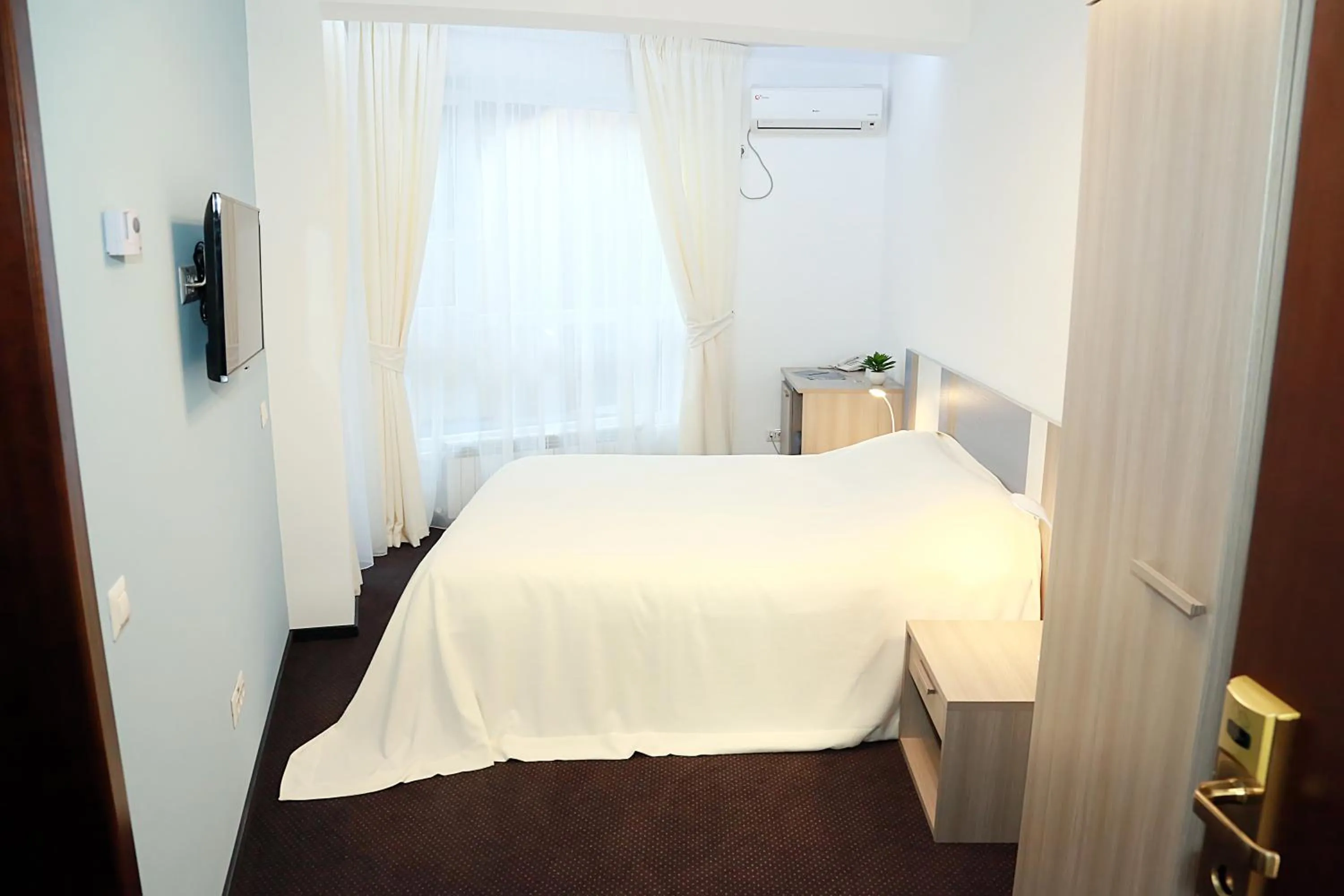 Photo of the whole room, Bed in Parliament Square