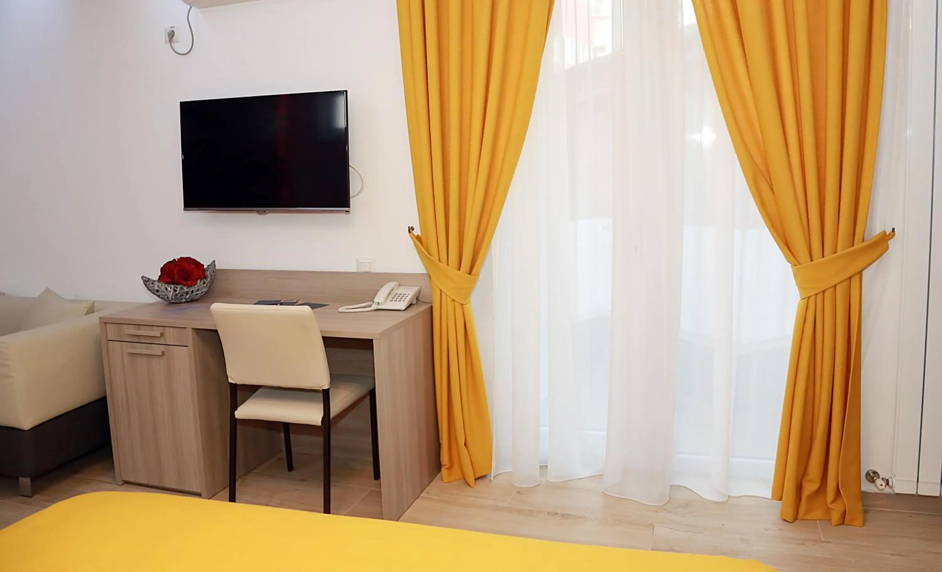 Photo of the whole room, Bed in Parliament Square