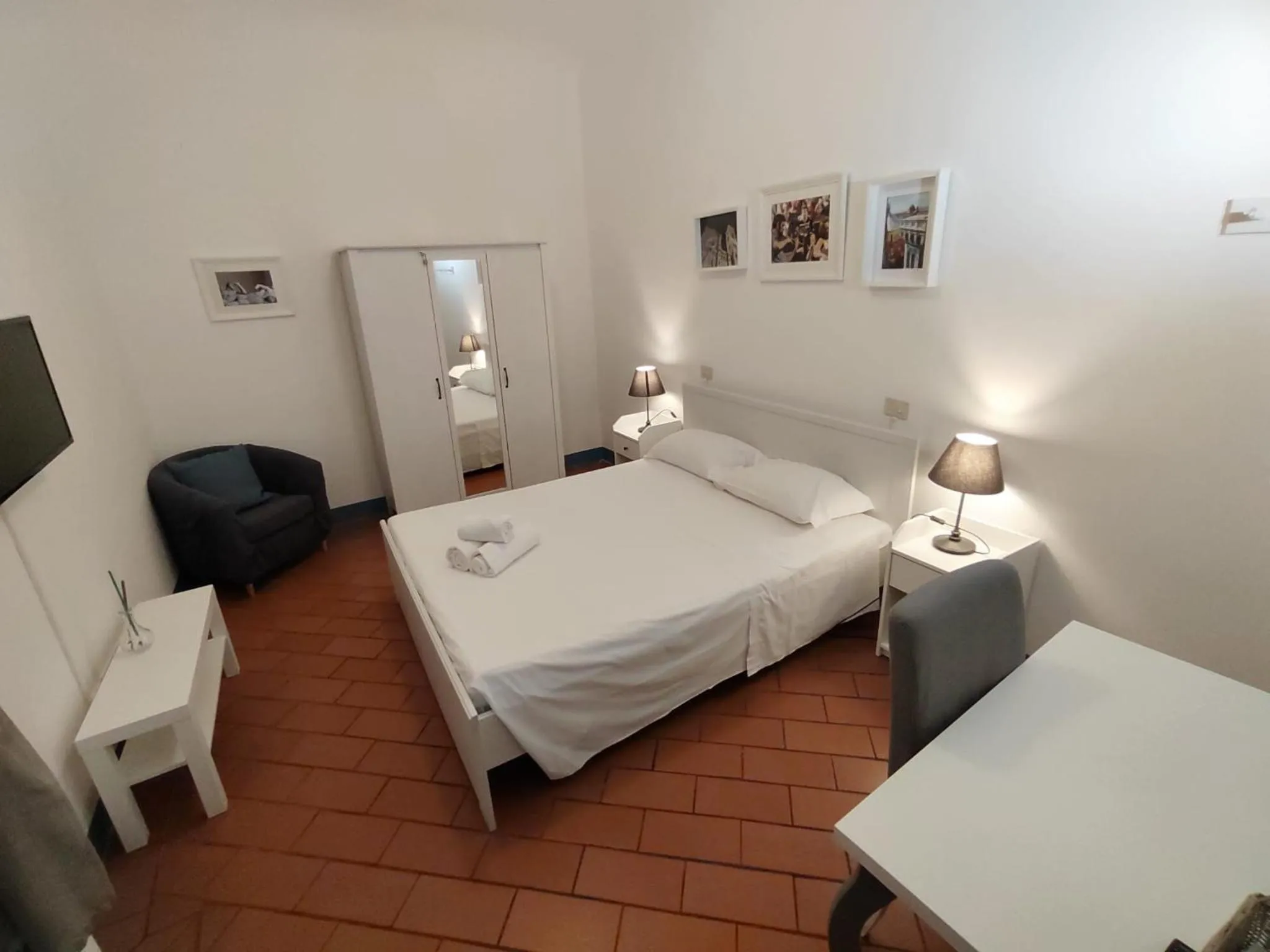 Photo of the whole room, Bed in Michelangelo's Relais
