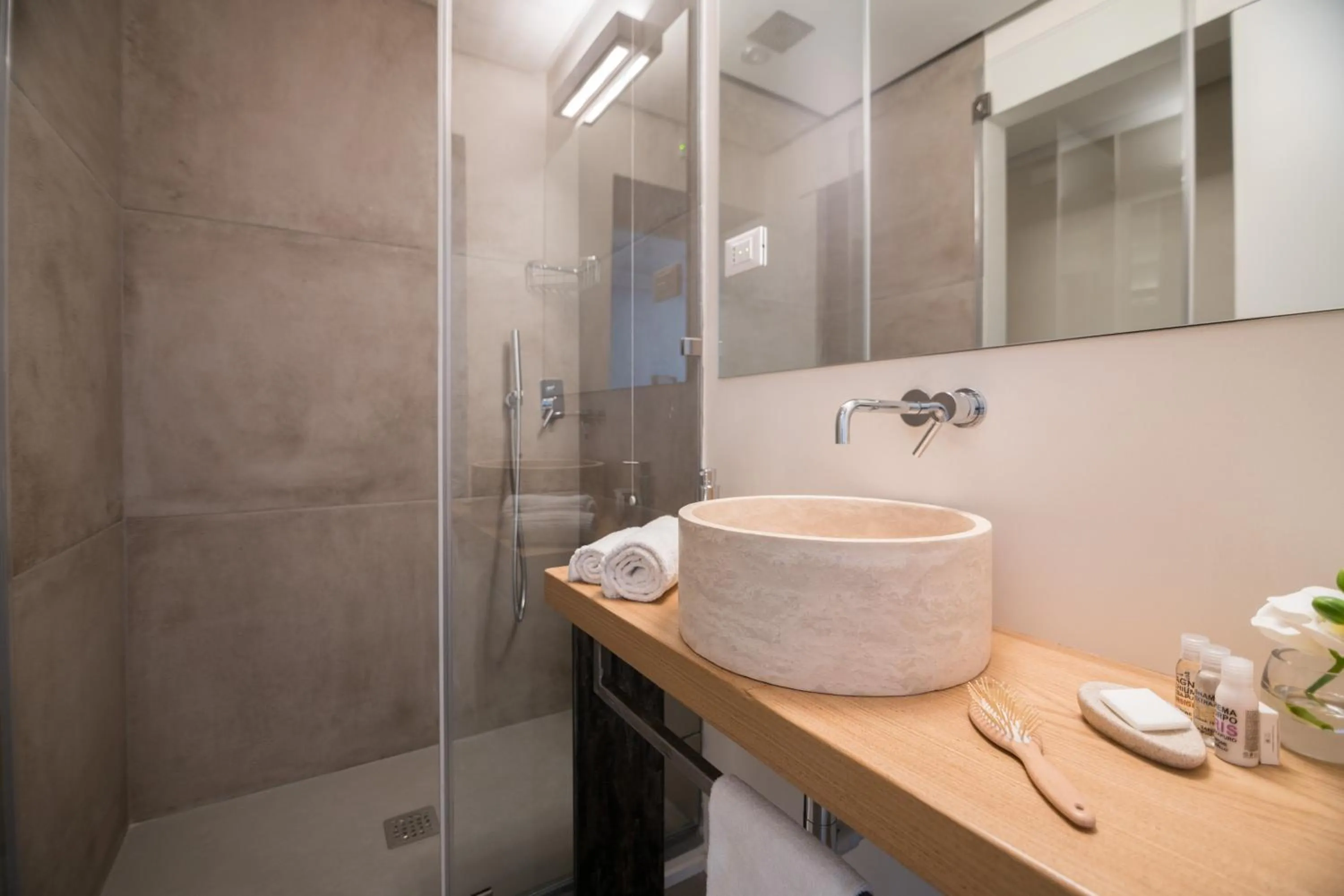 Shower in Relais Luce Florence