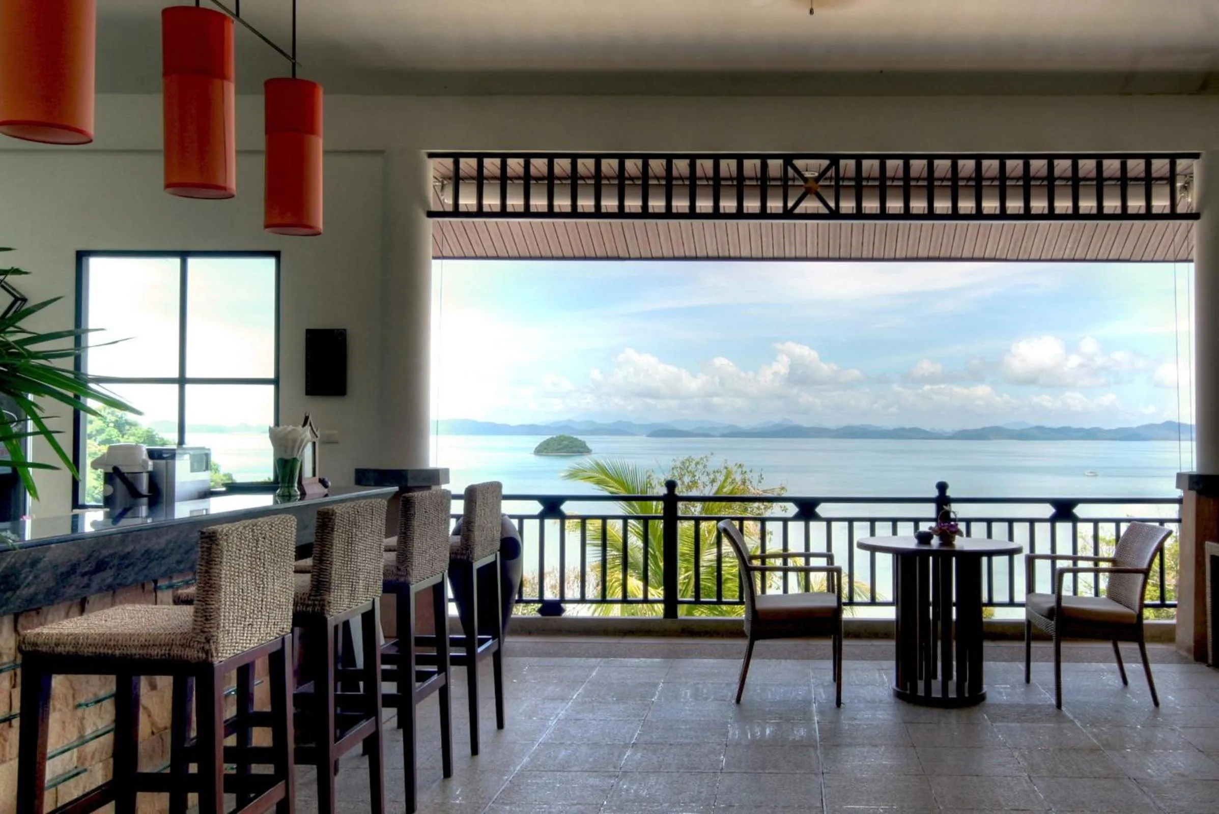 Lounge or bar in Supalai Scenic Bay Resort And Spa, SHA Extra Plus